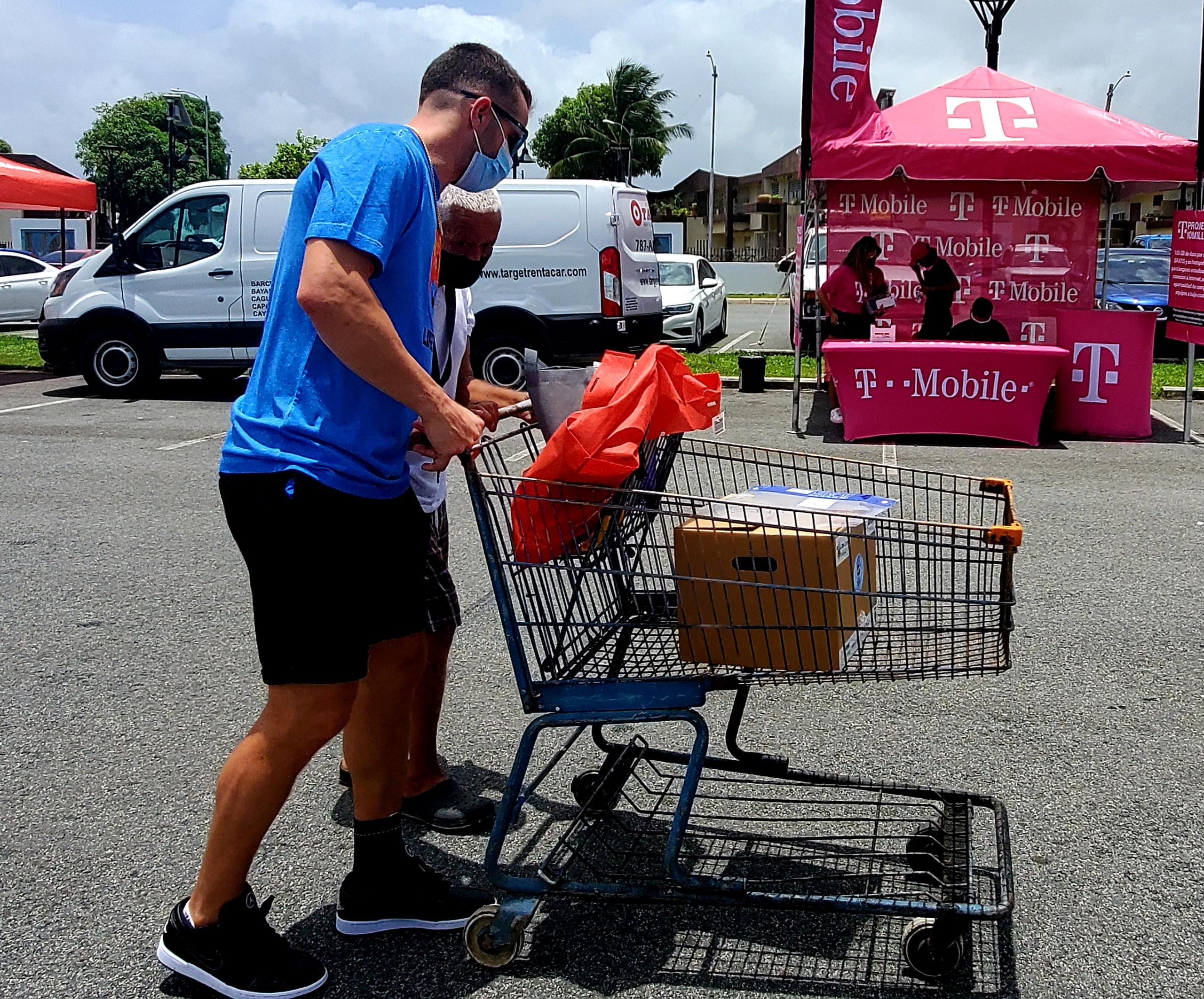 Varias personas llegaron empujando un carro de compras o una silla de ruedas para colocar los artículos.