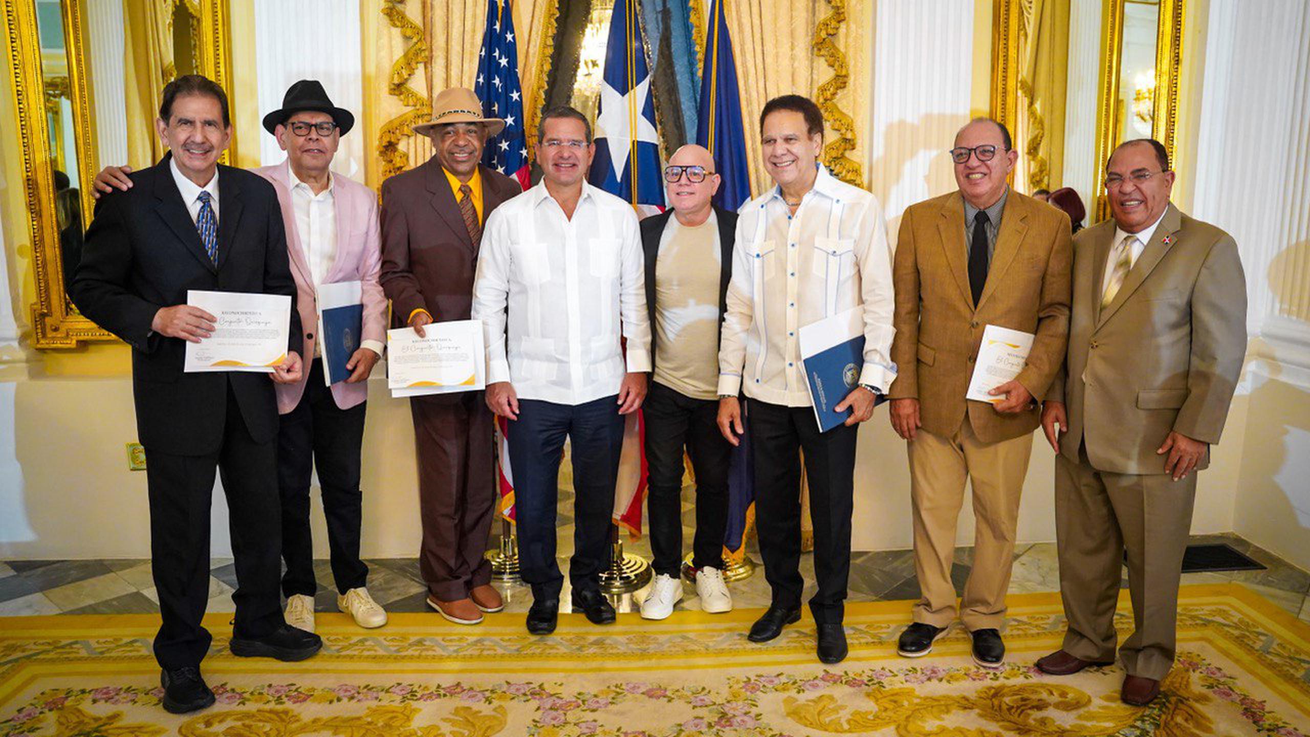 Los integrantes de la Institución del Merengue, Conjunto Quisqueya, y el cantante Fernando VIllalona recibieron su reconocimiento en la Sala de los Espejos de La Fortaleza.