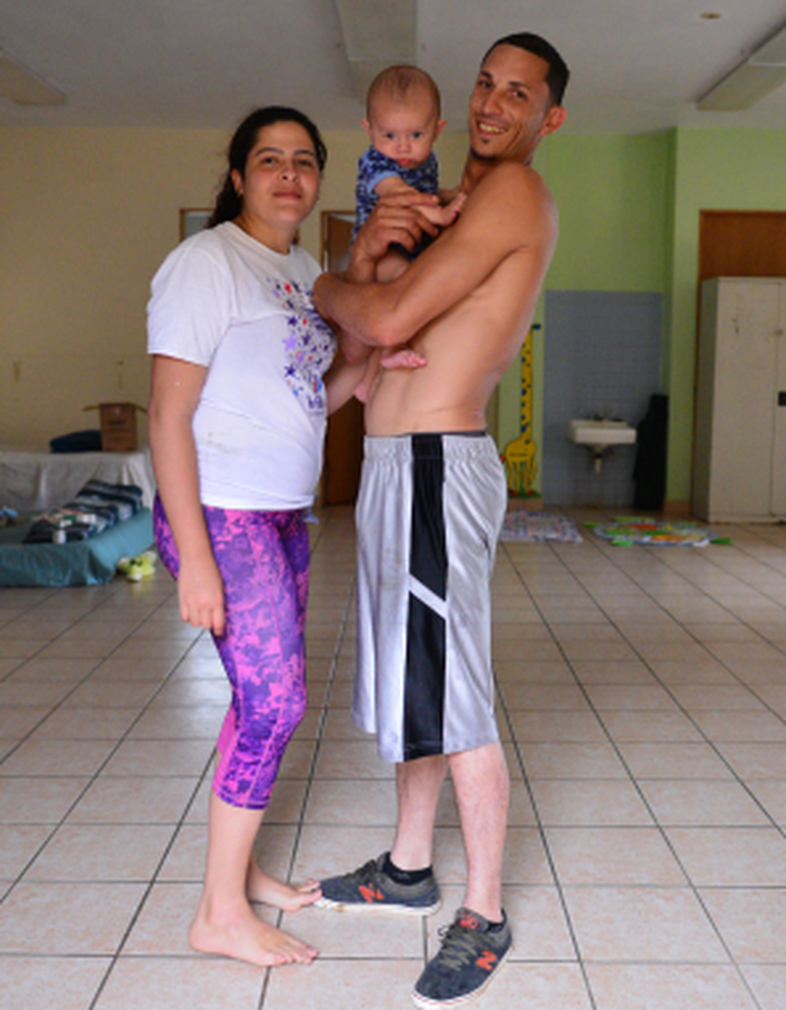 Jearaliz Maldonado Marrero y José Noel Albaladejo Peña hacen todo lo que pueden por el bienestar de su bebé. (luis.alcaladelolmo@gfrmedia.com)