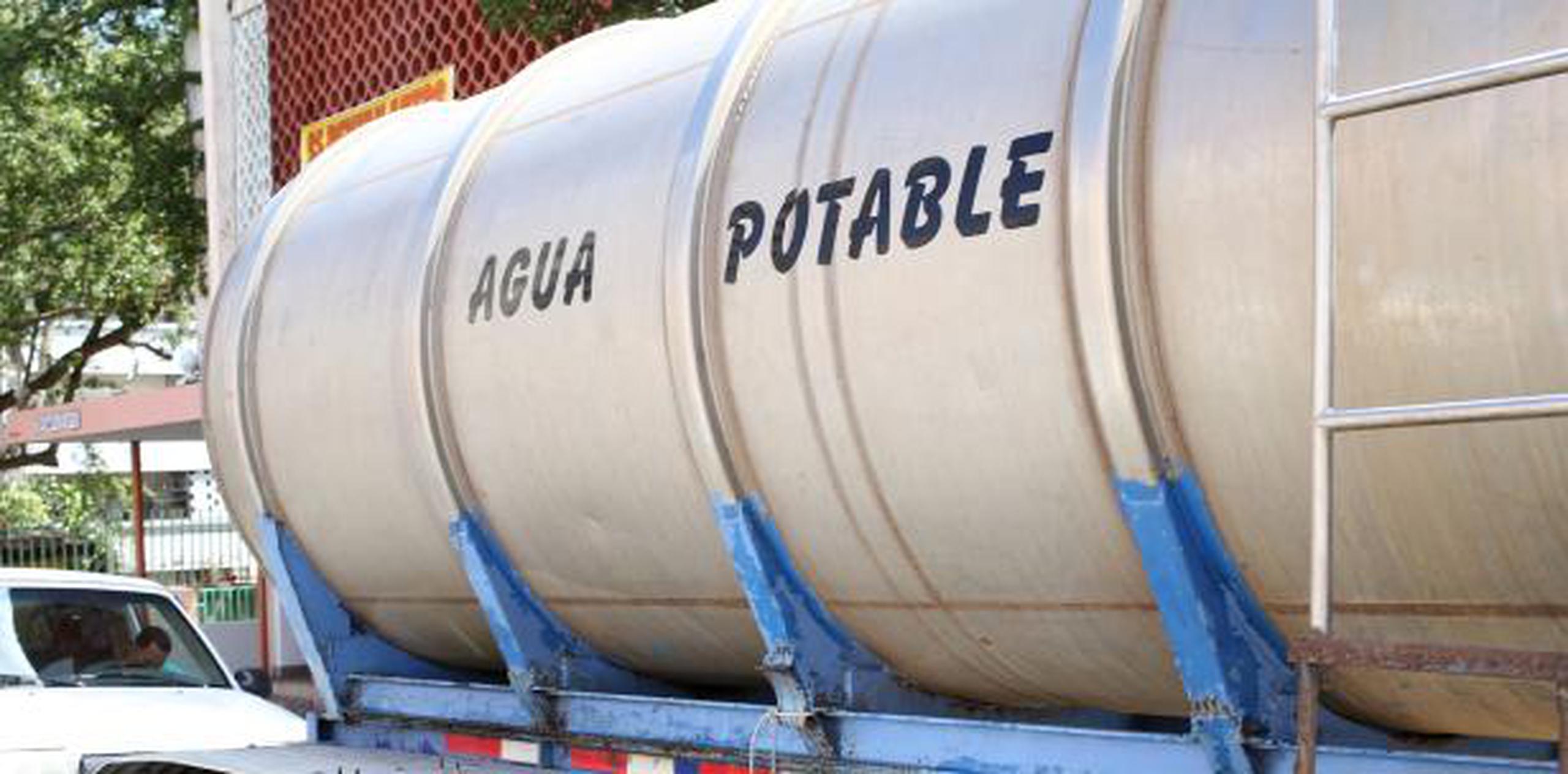 “Los camiones de agua potable que sirven de oasis se les han realizado las pruebas de calidad, requeridas por las agencias reguladoras, para asegurar su potabilidad". indicó el presidente ejecutivo de la AAA, Elí Díaz Atienza. (Archivo)
