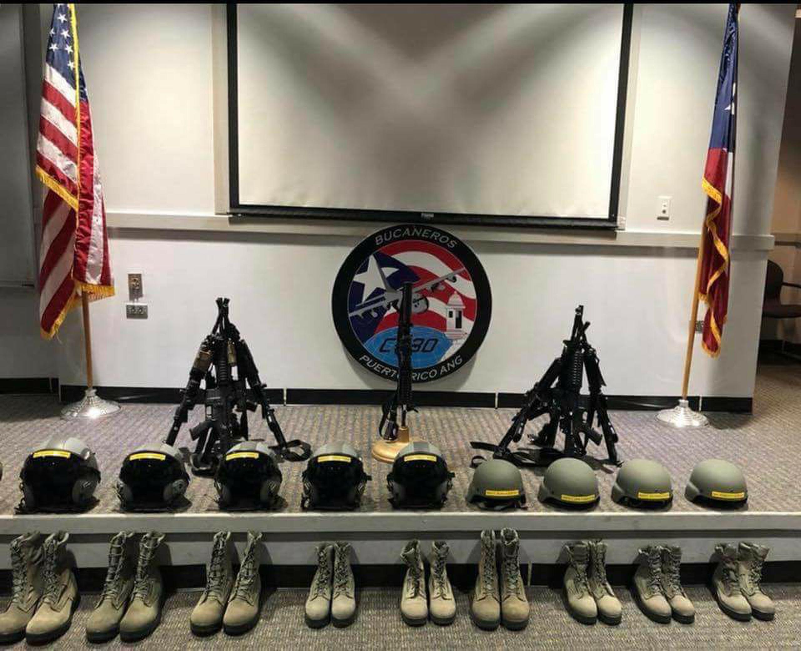 Botas y cascos de las víctimas del accidente fueron colocados en el Centro de Operaciones de la Guardia Nacional. (Suministrada)