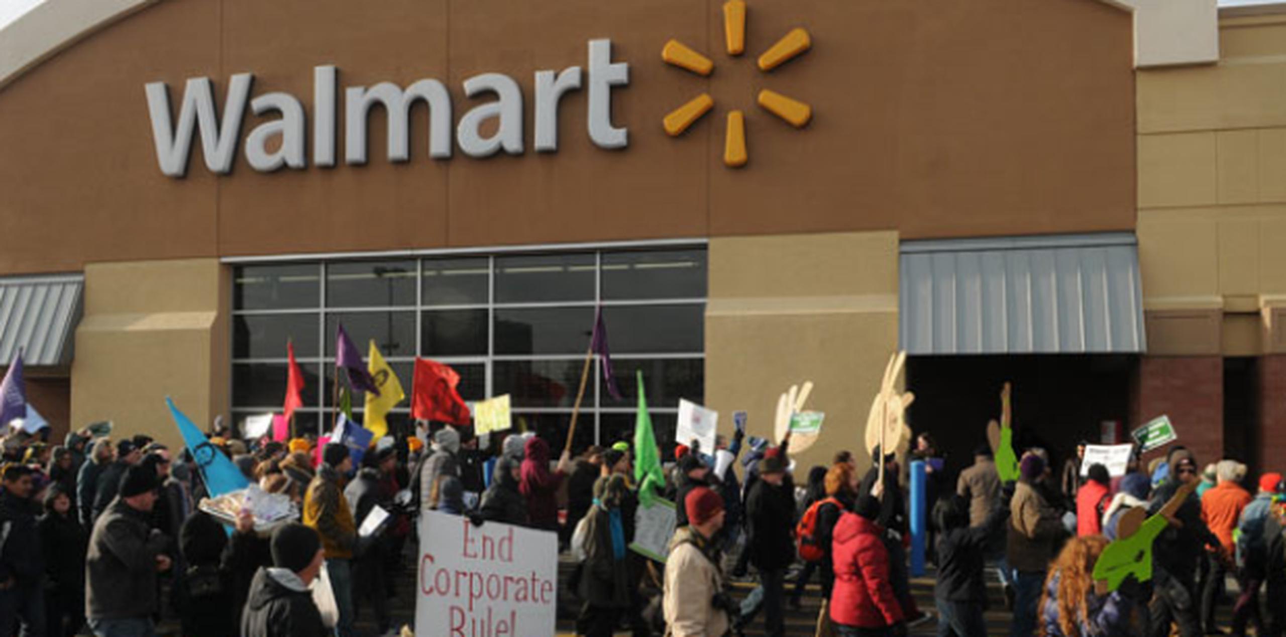 El ejecutivo destacó que la industria minorista es una de las pocas que ofrece "oportunidades de progreso en curso" y que Walmart promueve más de 430 asociados al día.  (AP/Scott Takushi)