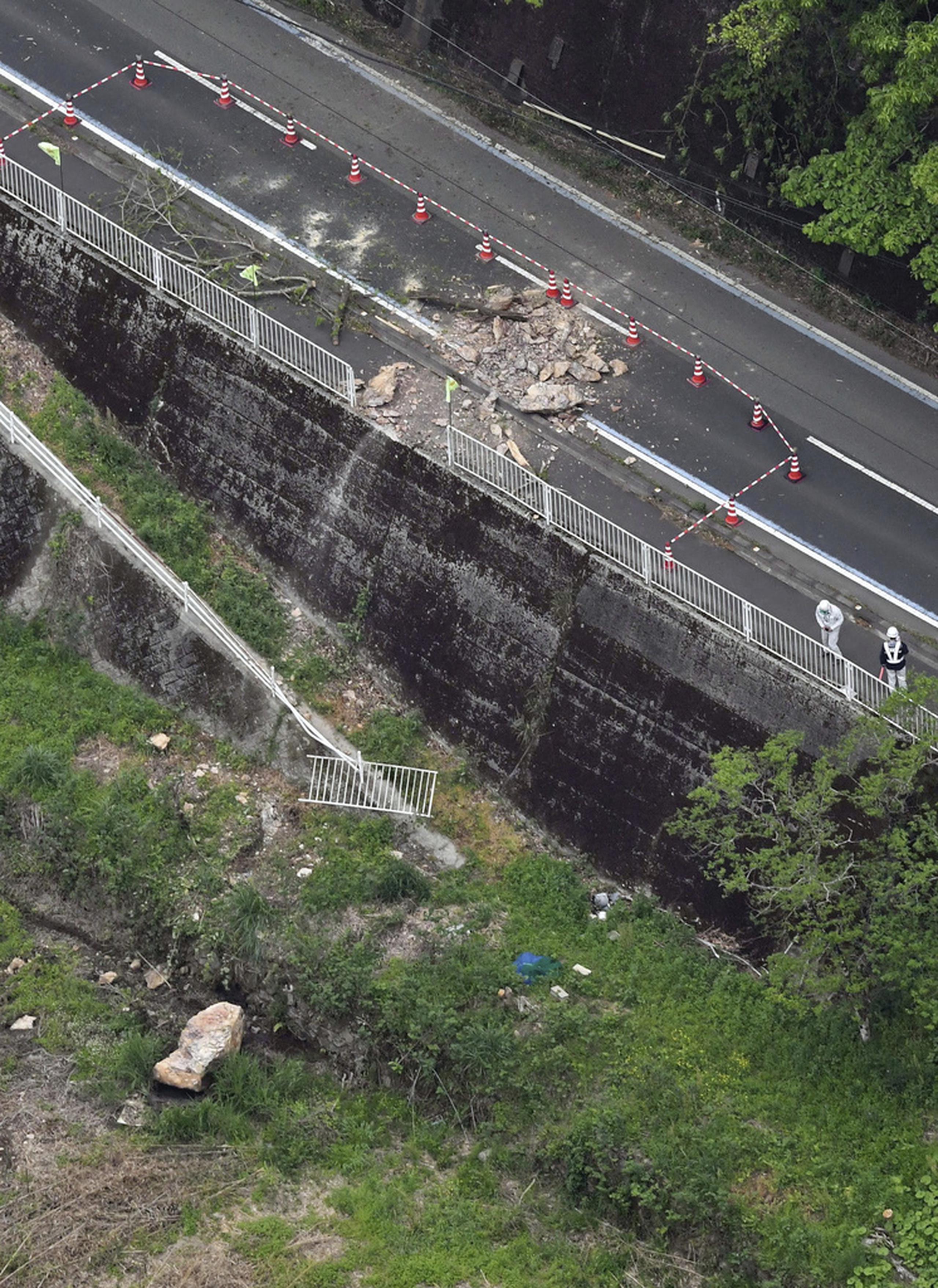El lugar de la caída de una roca después del terremoto en Ohzu, prefectura de Ehime, en el oeste de Japón, el 18 de abril de 2024.