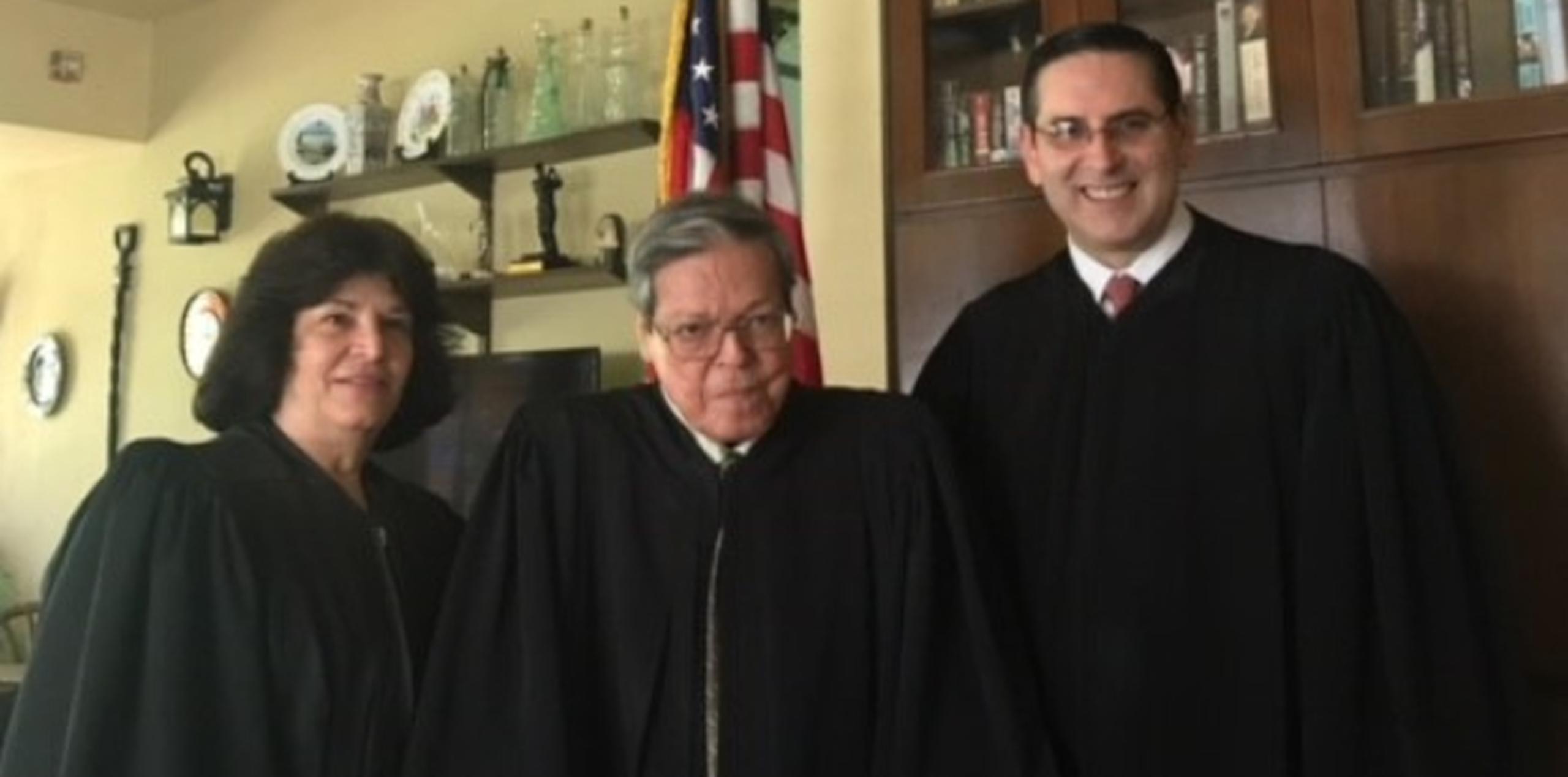 Gelpí, a la derecha, junto al juez Pérez Giménez y la jueza Delgado Colón. (Suministrada)