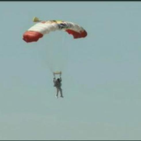 Felix Baumgartner completa sano y salvo su salto desde la estratosfera