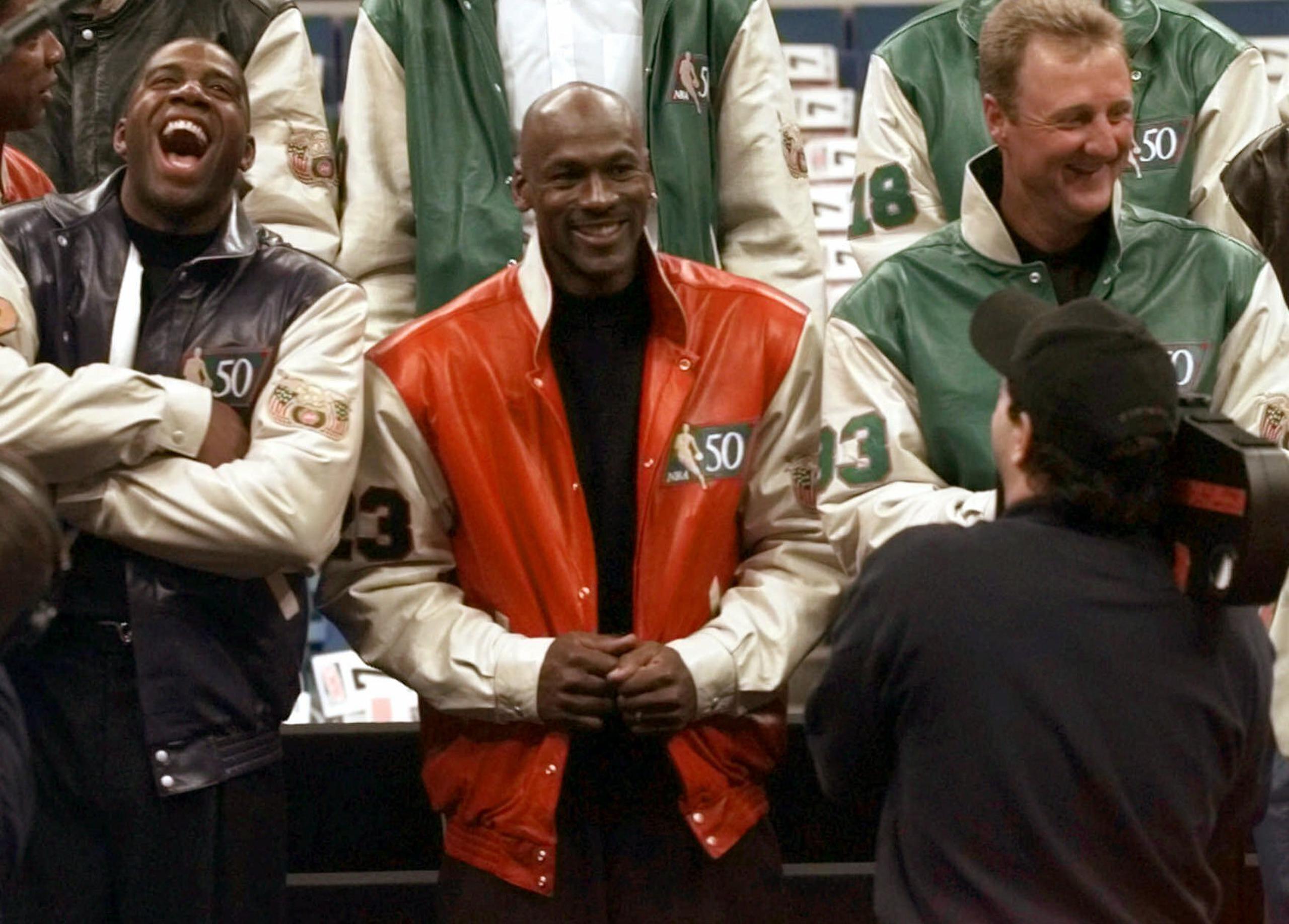 Desde la izquierda, Magic Johnson, Michael Jordan y Larry Bird durante la ceremonia de festejo de los 50 años de la NBA en 1997.