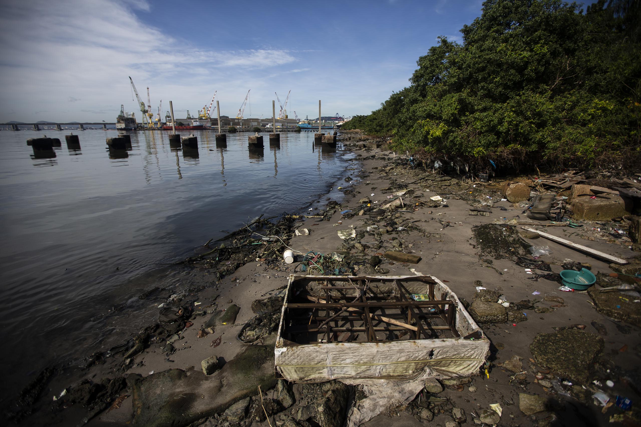La basura acumulada en la bahía de Guanabará en Río de Janeiro, el jueves 24 de junio de 2021. Los organizadores de los Juegos Olímpico de Río del 2016 no cumplieron su promesa de limpiar el agua de la bahía. (AP Foto/Bruna Prado)