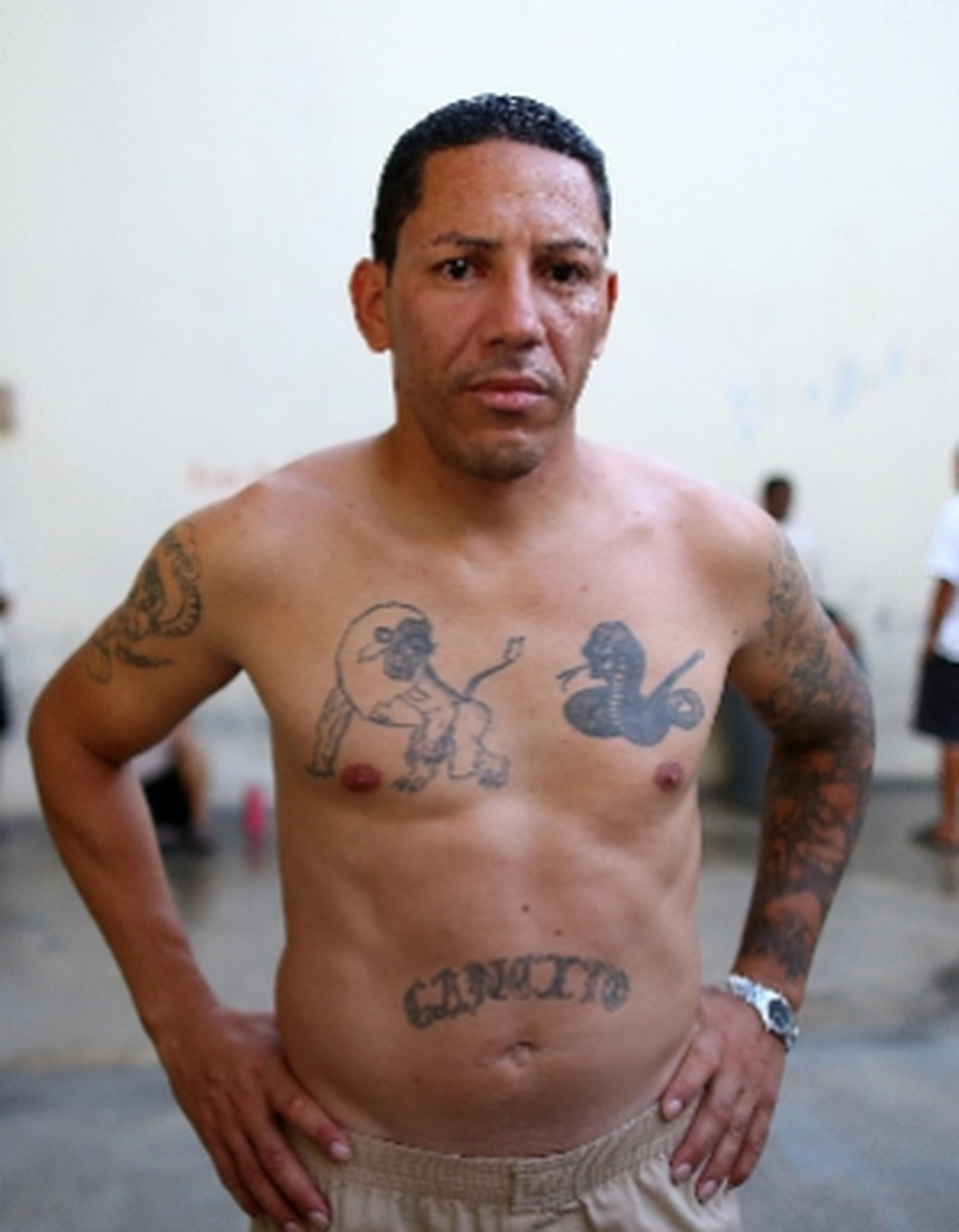 Alexander Nieves Andrades, quien forma del proyecto de Twitter “Sígueme para que no me sigas”, del Departamento de Corrección, con la identificación de confinado1, muestra sus tatuajes. (Archivo)