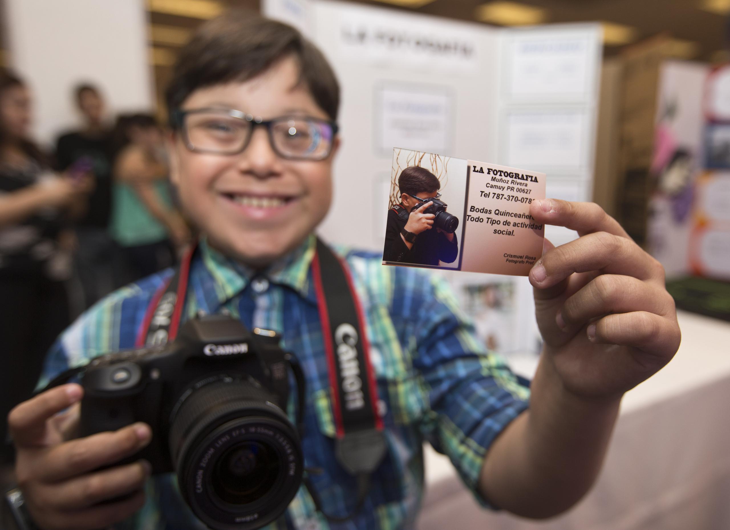 Uno de los participantes de la iniciativa, el estudiante de 12 años Crismuel Rosa Soto, exhibe orgulloso su tarjeta de presentación como fotógrafo. (JORGE.RAMIREZ@GFRMEDIA.COM)