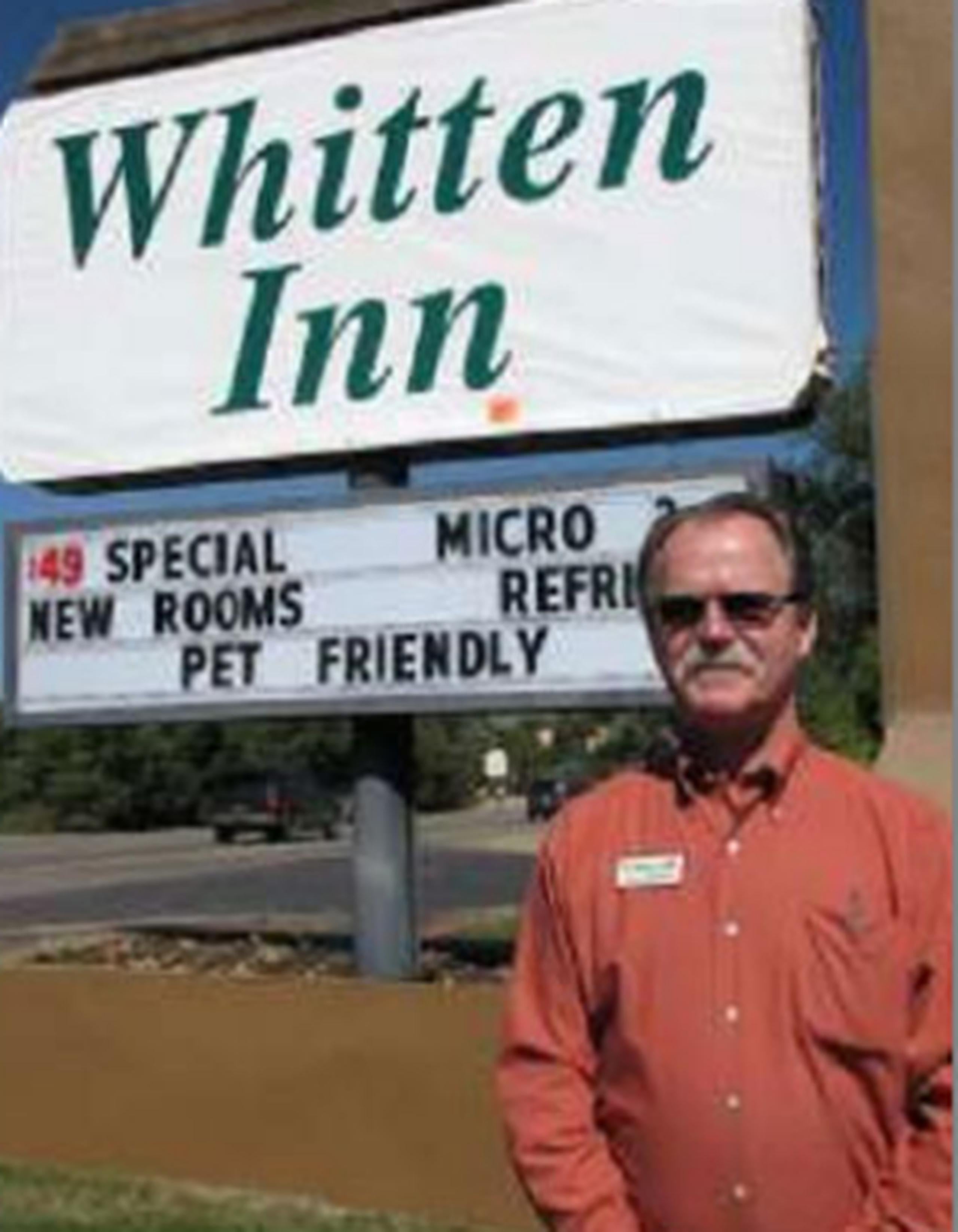 El empresario Larry Whitten creó un alboroto en 2009 cuando empleados de su hotel en Taos dijeron que les prohibieron hablar español y que se cambiaran sus nombres hispanos. (Archivo/AP)