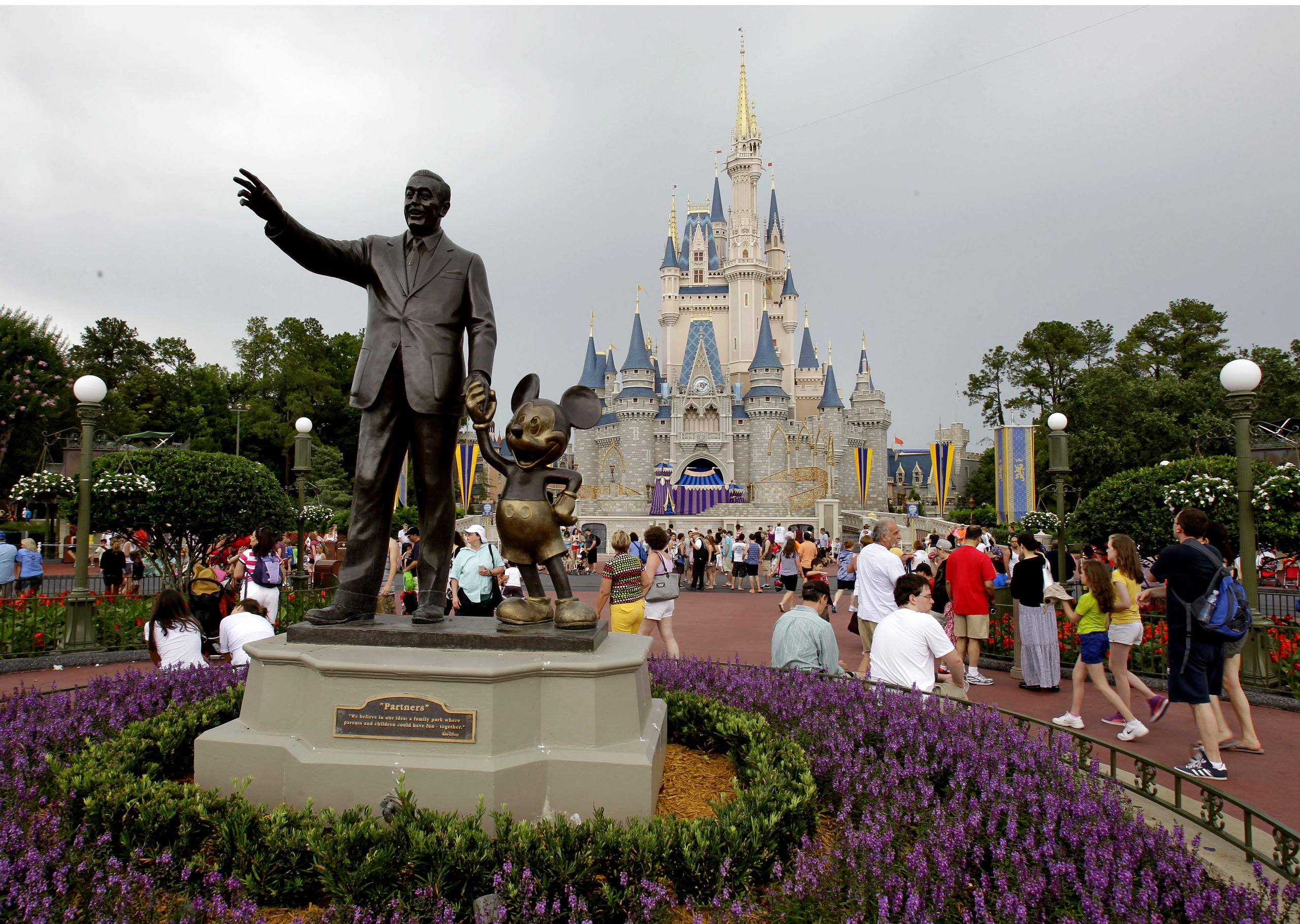Estatua de Walt Disney y Mickey Mouse frente al castillo de Cinderella. (Archivo)
