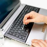 ¿Cómo puede limpiar de manera correcta el teclado de su portátil?