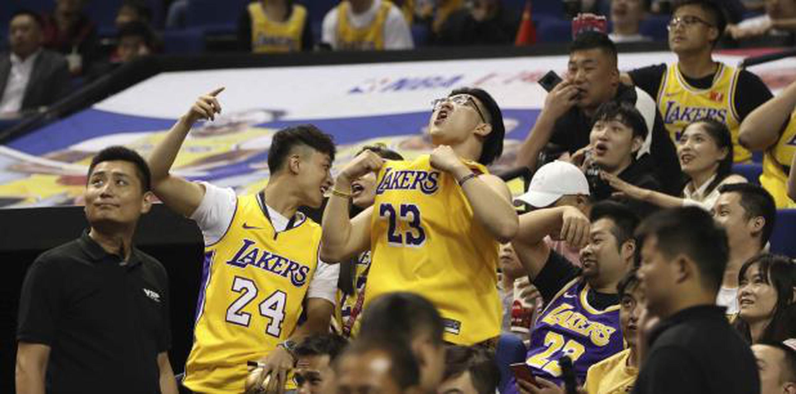 Fanáticos chinos durante un partido de fogueo el jueves entre los Lakers y los Nets. Estos equipos vuelven a jugar el sábado. (AP)
