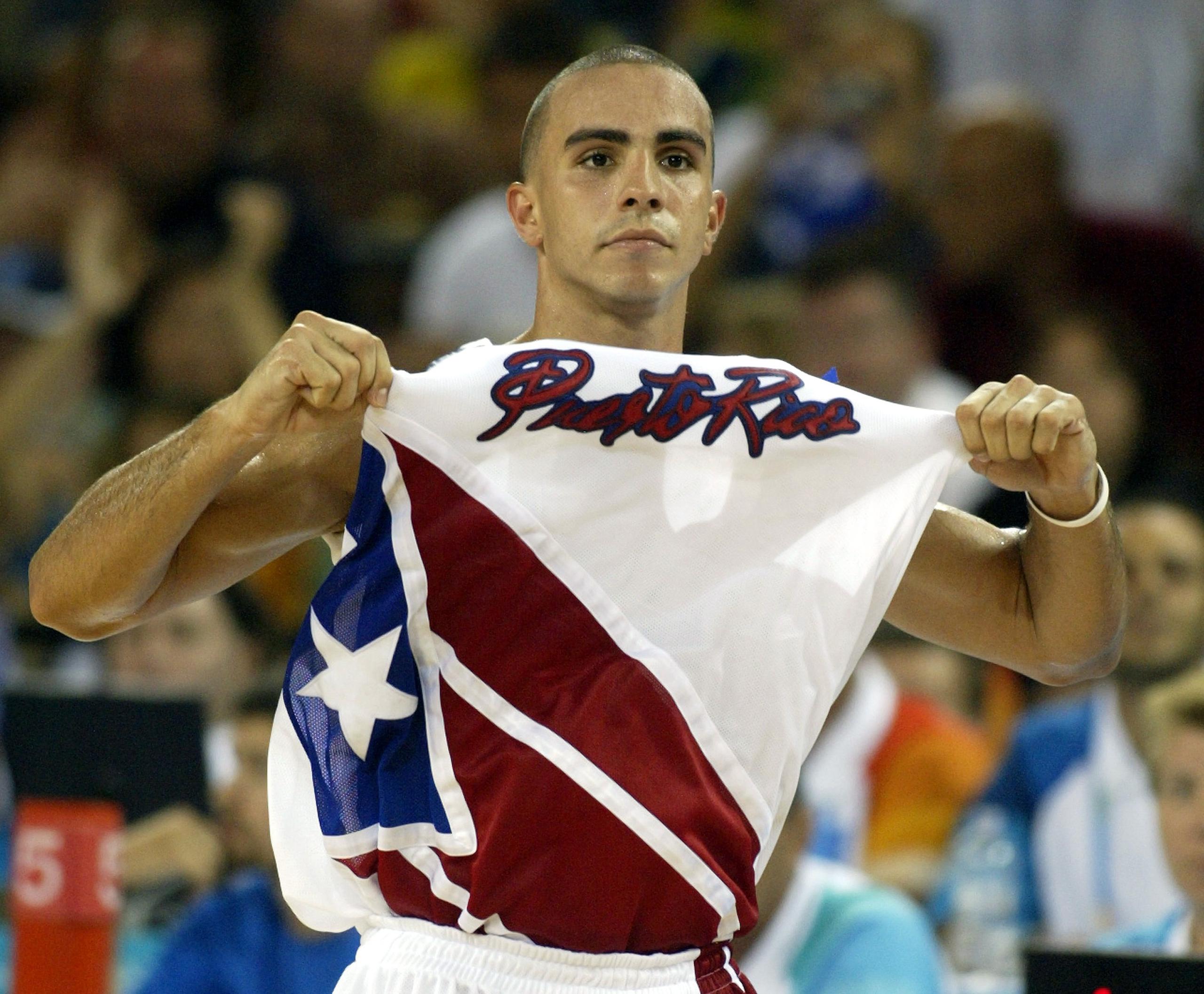 Carlos Arroyo celebra la impresionante victoria 92-73 de Puerto Rico sobre Estados Unidos en los Juegos Olímpicos Atenas 2004.
