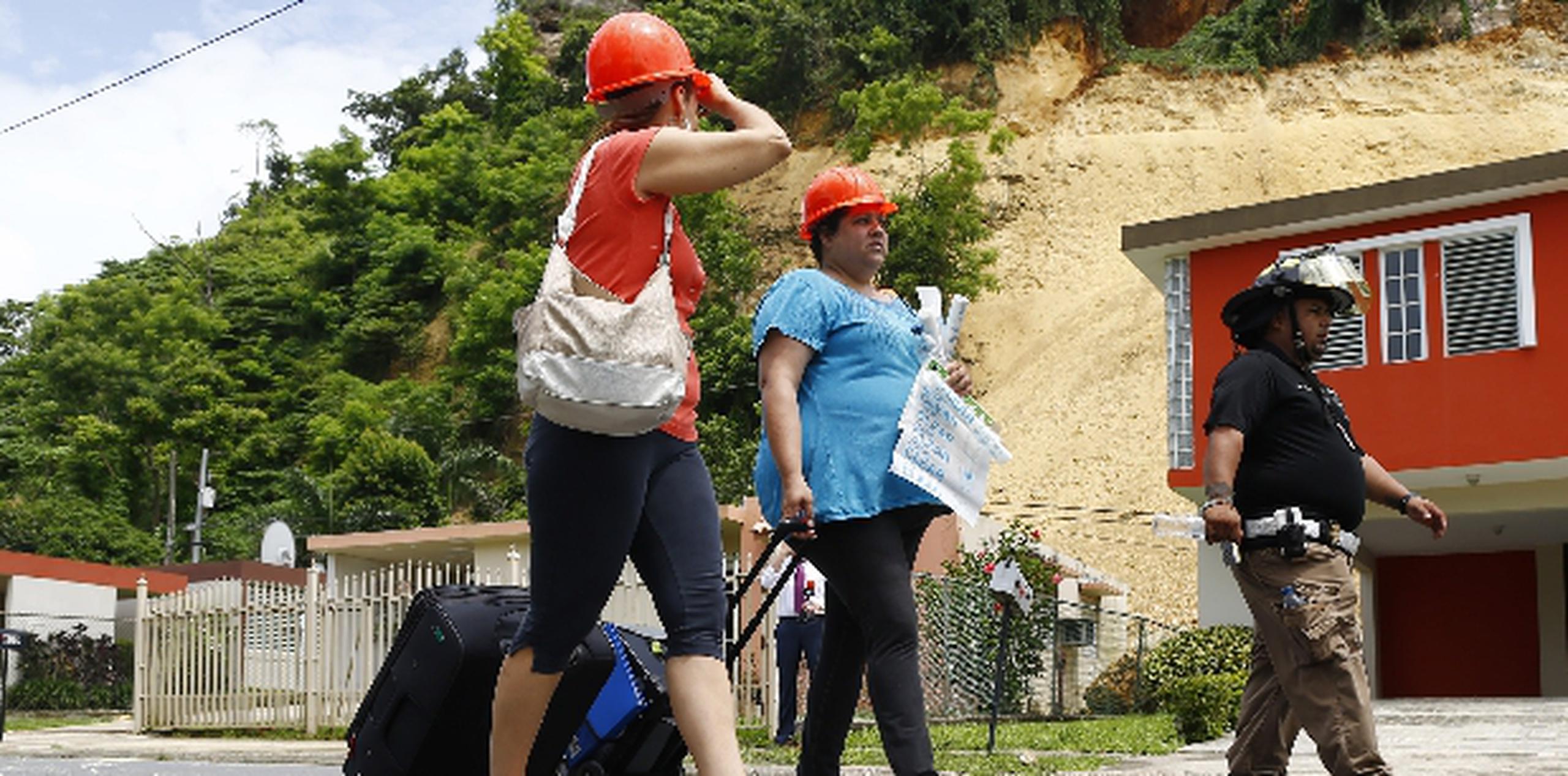 Las residentes Delma Rodríguez y Vivian Ruiz fueron  otros de los vecinos que se llevaron lo que pudieron en lo que se soluciona el problema del derrumbe. (jose.madera@gfrmedia.com)