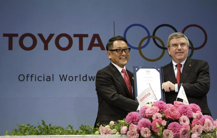 En esta foto de archivo, el presidente de Toyota, Akio Toyoda, y el presidente del COI, Thomas Bach, posan tras la compañía automotriz firmar un acuerdo para ser auspiciador mundial del organismo deportivo.