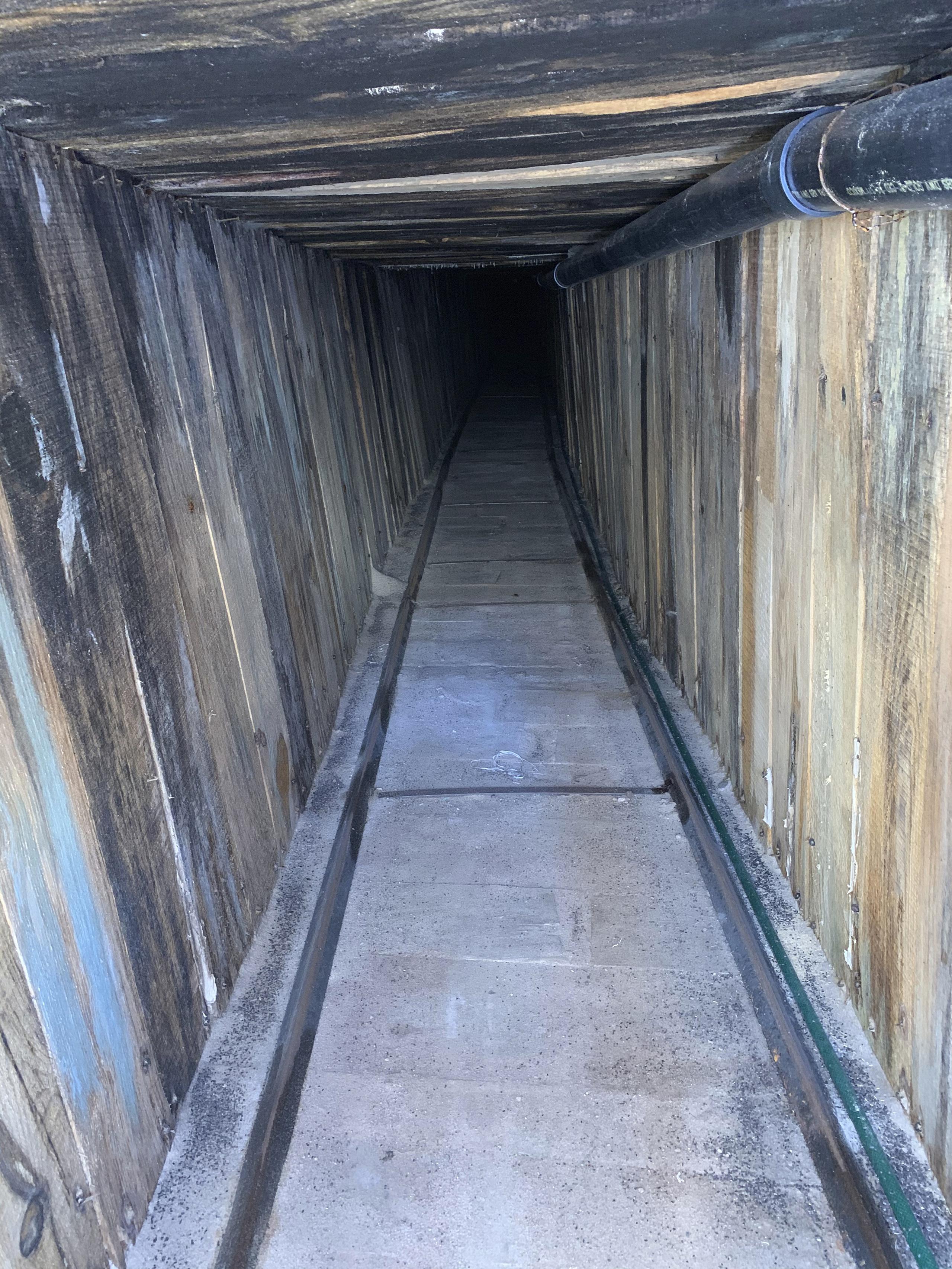 El túnel mide aproximadamente 1,300 pies de largo, tres pies de ancho y cuatro pies de alto.
