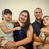Estela Cintrón es la asistente de sus hijas con autismo y una de ellas con sordera