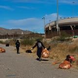 Voluntarios recogen toneladas de basura en la frontera entre Estados Unidos y México