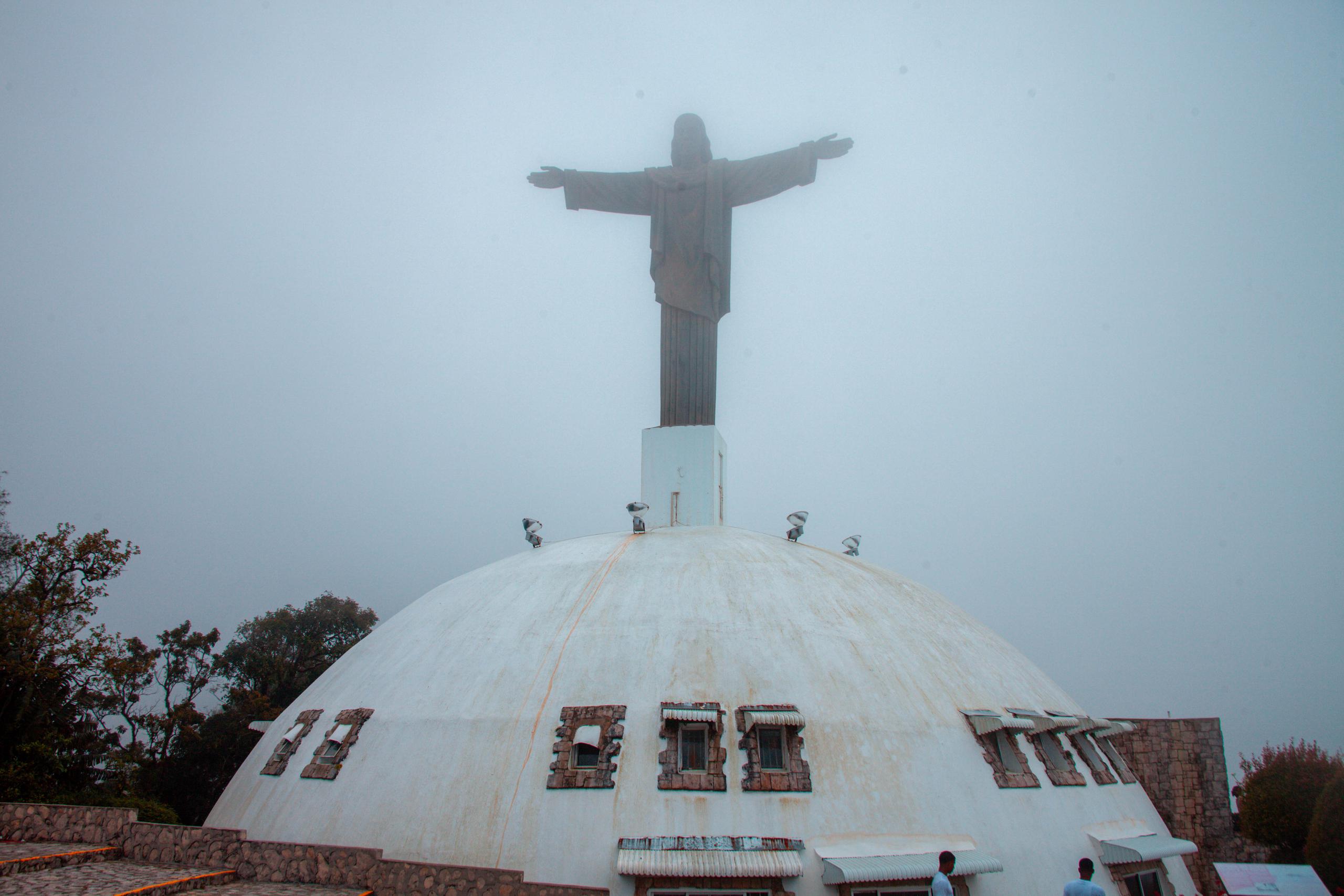 En la montaña, al subir por el teleférico, se divisa una réplica de 52 pies de altura de la estatua del Cristo Redentor de Río de Janeiro (Brasil).
