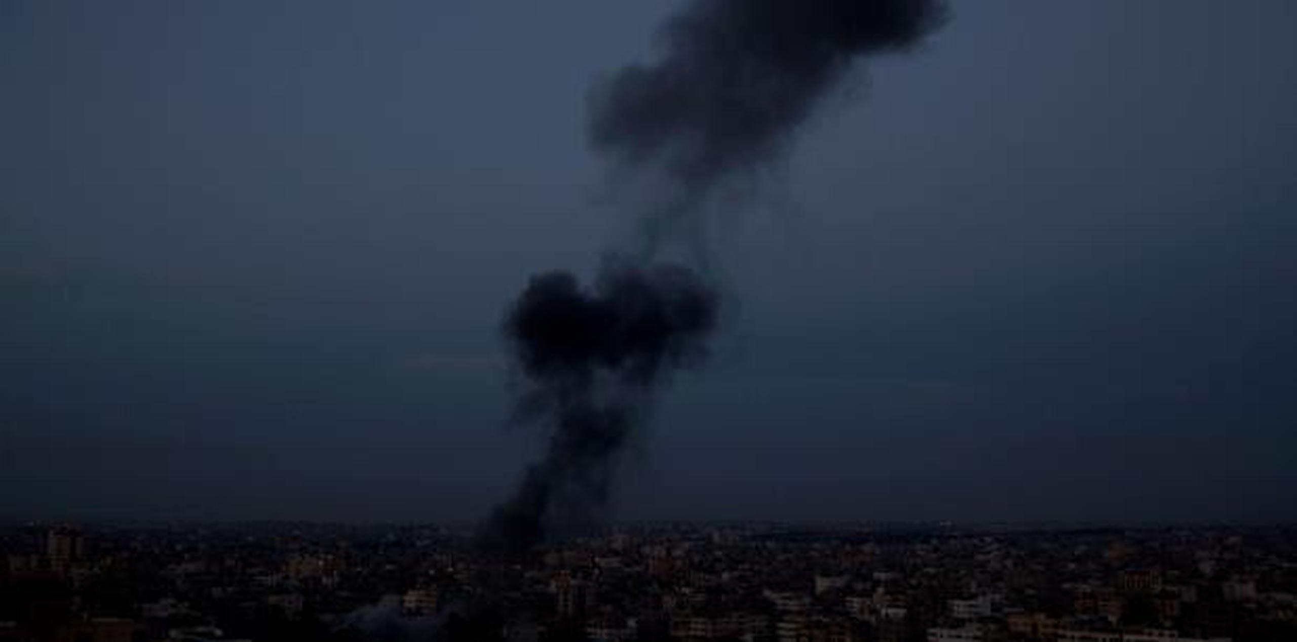 Israel respondió con docenas de ataques aéreos contra puntos de actividad miliciana en Gaza. (AP)