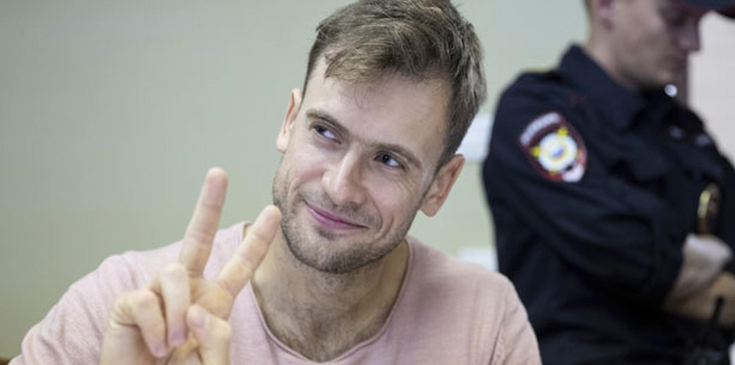 Verzilov, Nikulshina y otros dos integrantes de Pussy Riot cumplieron una sentencia de 15 días de cárcel tras protestar contra la policía en julio durante la final de la Copa del Mundo de fútbol. (AP)