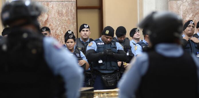 Fuerza De Choque Llega Hasta El Capitolio Para La Manifestacion Upr Primera Hora