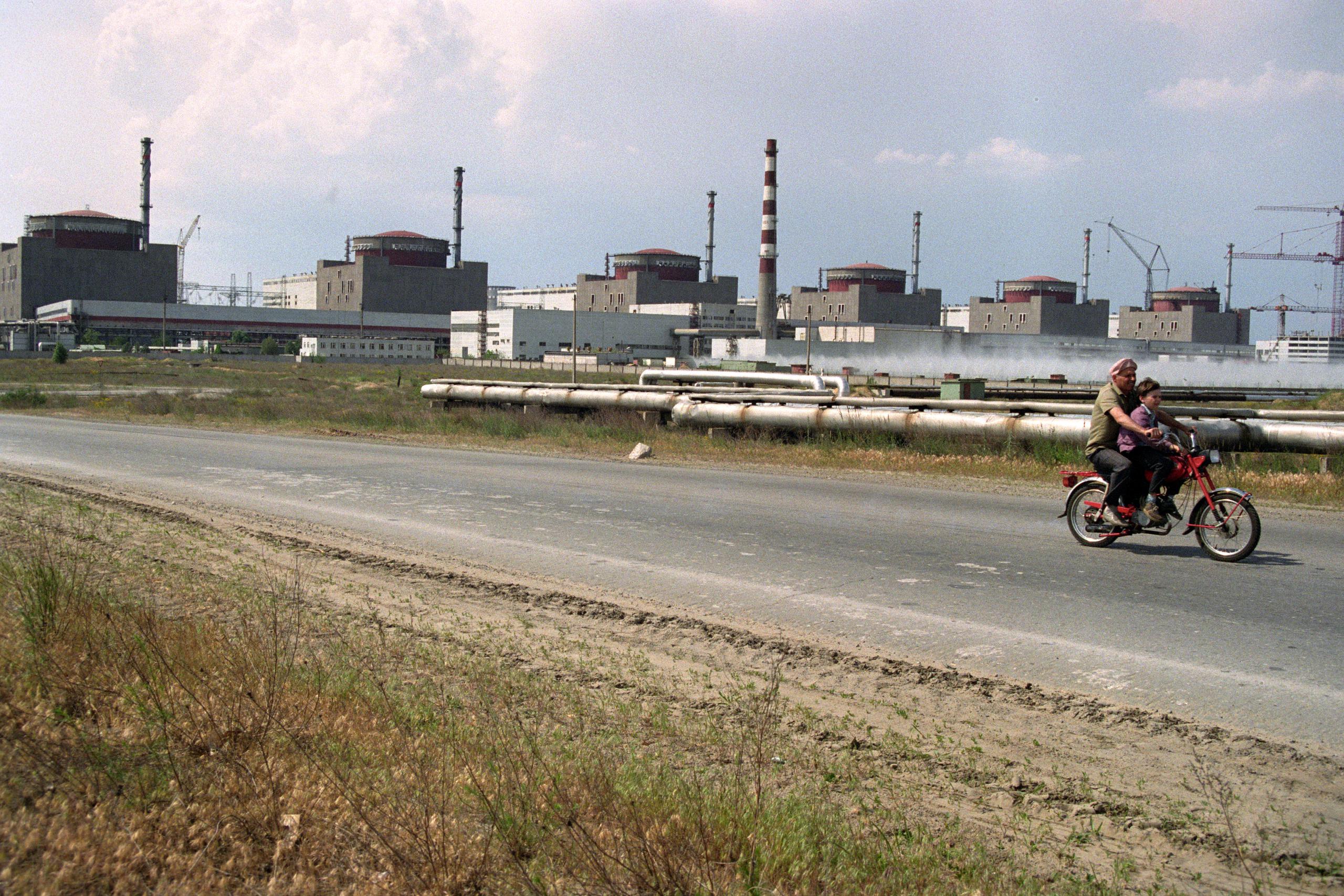 Imagen de archivo de la central nuclear de Zaporiyia, en Ucrania. EFE/EPA/SERGEI SUPINSKY
