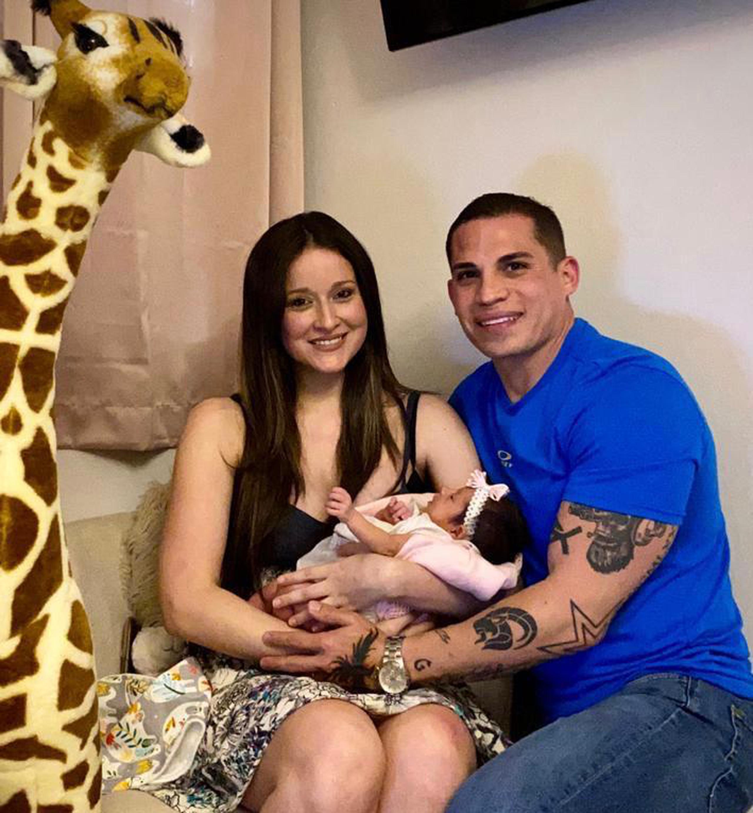 Emma Daliz nació el pasado 25 de abril en el Ashford Presbyterian Community Hospital. En la foto, junto a sus padres Jennifer González y Ricardo Morales.
