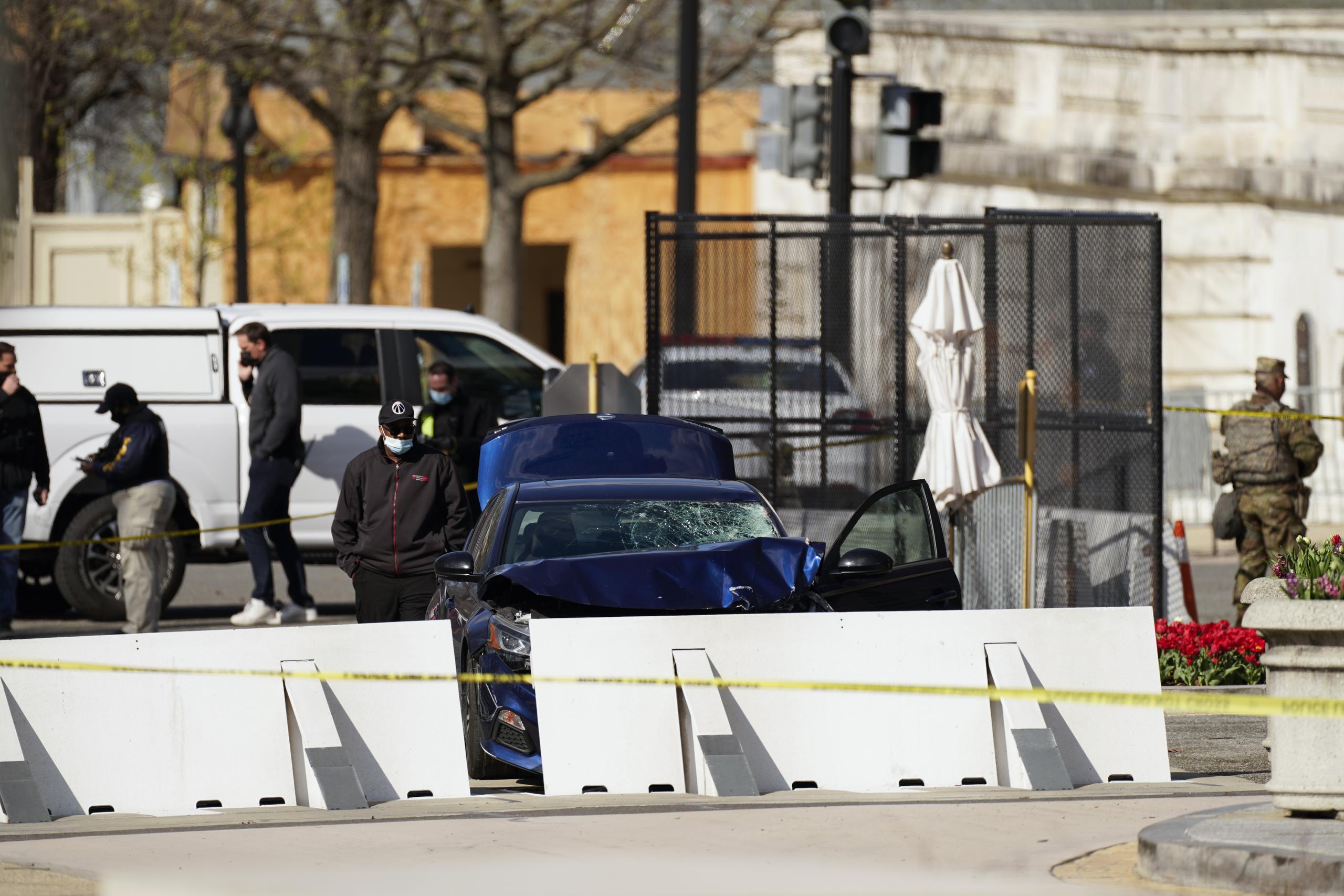 El automóvil que se estrelló contra una barrera en el Capitolio se ve cerca del lado del Senado del Capitolio de los Estados Unidos en Washington.