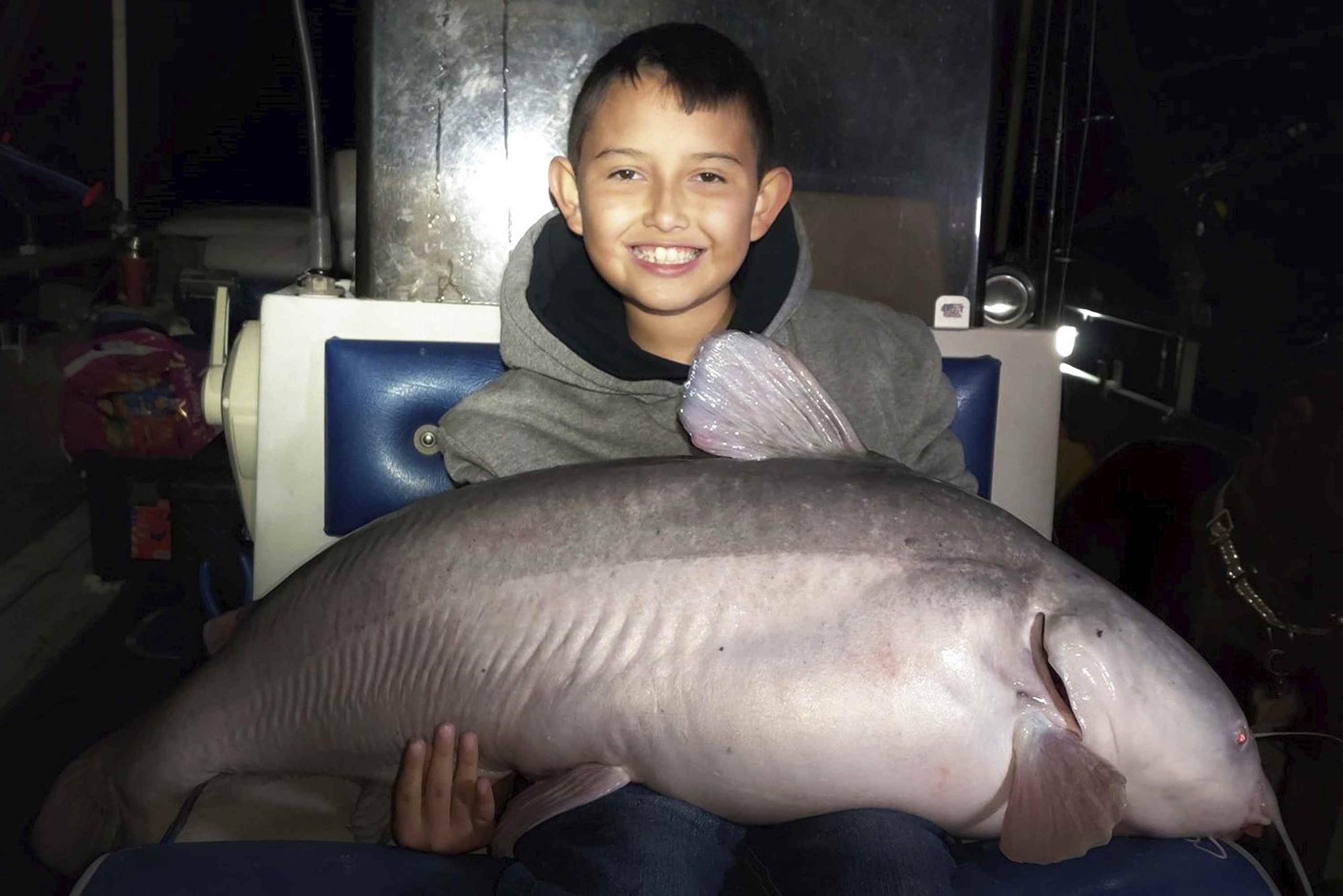 Kris Flores y el pez de 42 libras. (Kris Flores vía AP) 