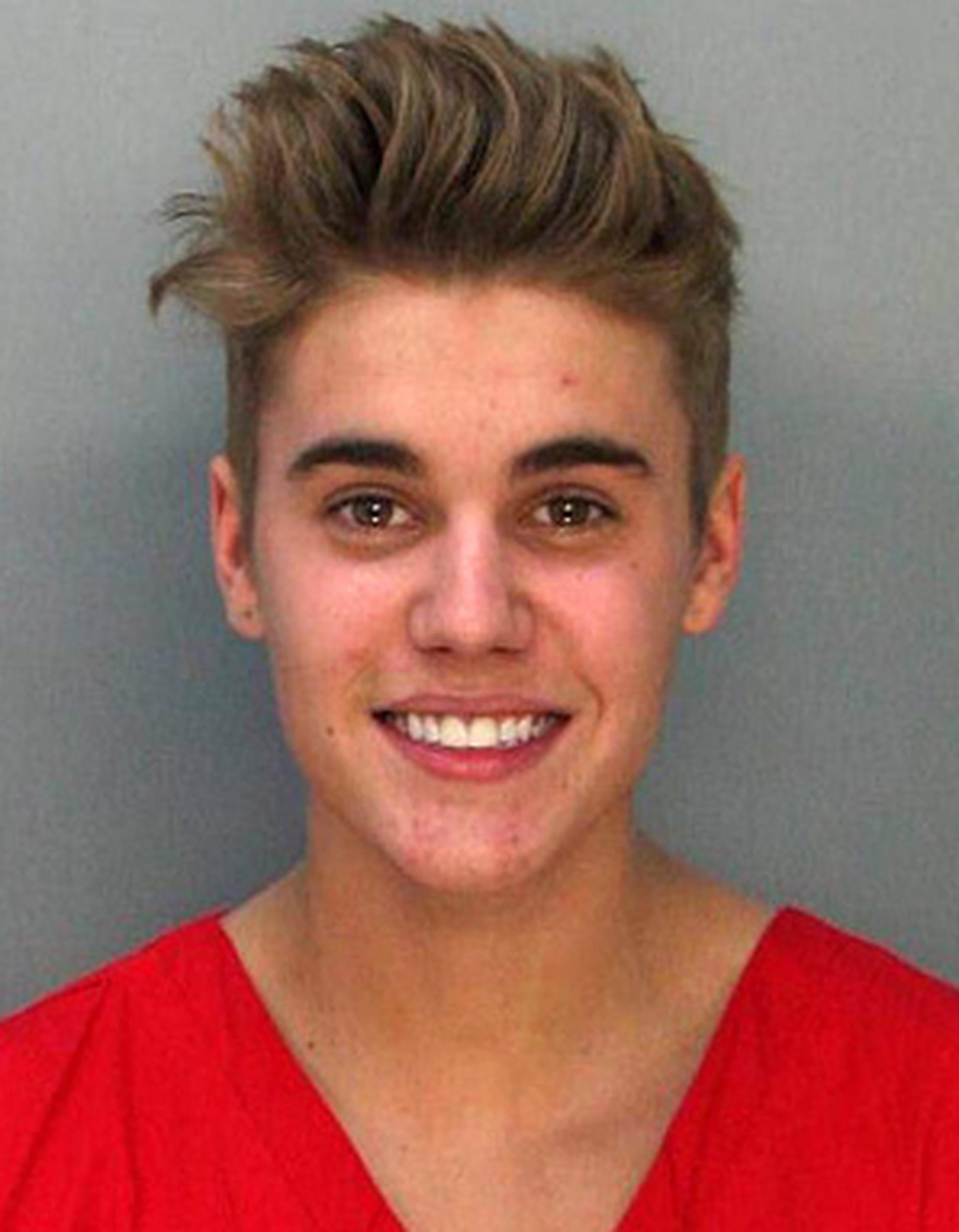 Bieber, según la Policía, admitió a los agentes tras su detención que había fumado marihuana, bebido unas cervezas e ingerido unas pastillas de prescripción antes de ser detenido. (AP)