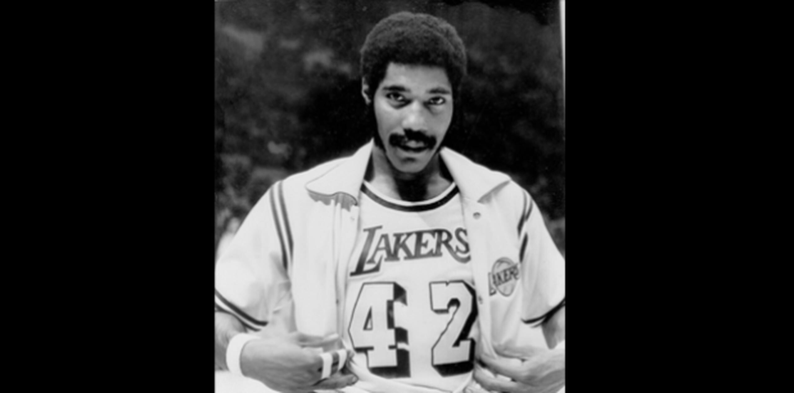 En esta foto del 2 de noviembre de 1973, el jugador de los Lakers, Connie Hawkins, aparecía antes de un partido contra los Knicks de Nueva York. (AP / David Smith)