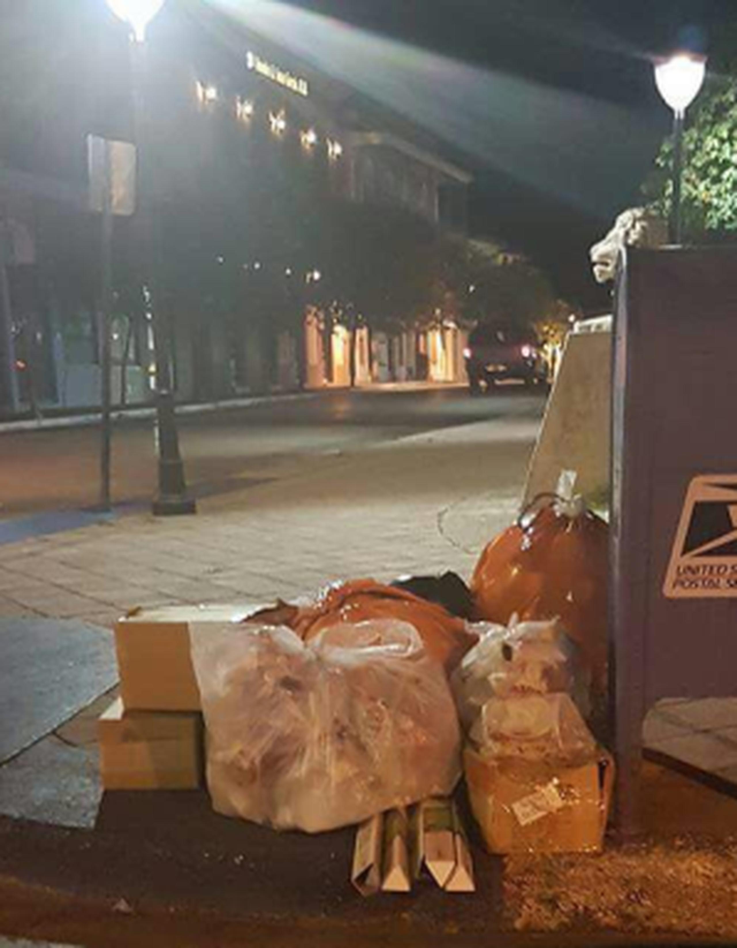 Residentes molestos por la imposición de la compra de bolsas de basura han comenzado a dejar sus desperdicios sólidos en lugares públicos, como en la plaza. (Para Primera Hora / Lester Jiménez)