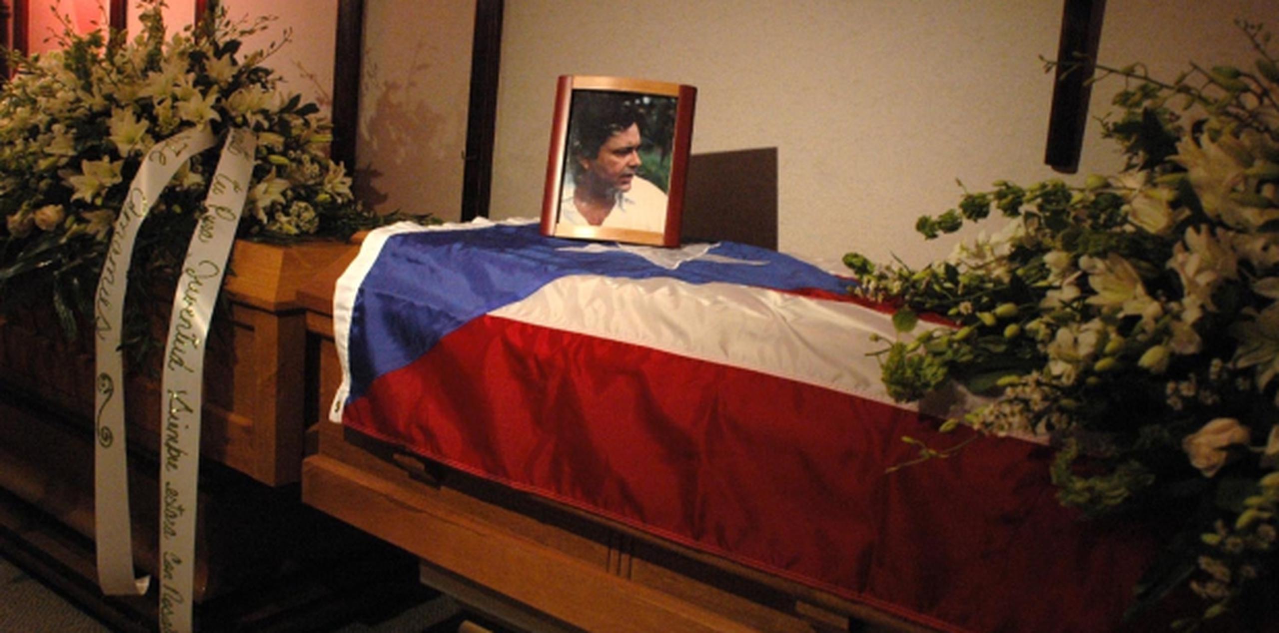 Velatorio de Antonio Barceló y sus hijas en la funeraria Puerto Rico Memorial, en Santurce, el 13 de diciembre de 2004. (Archivo)
