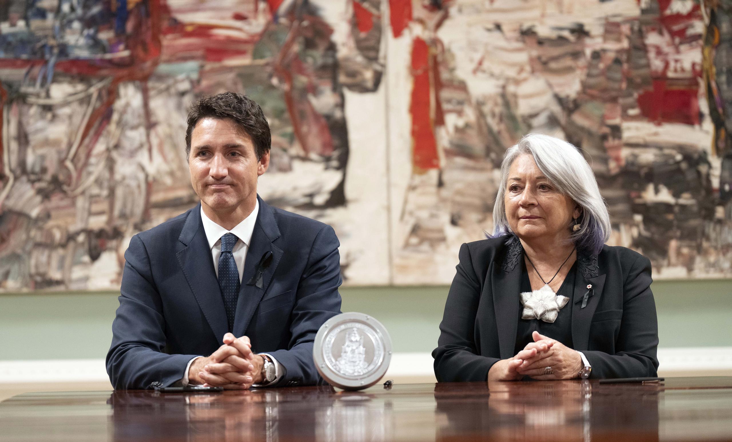 La gobernadora general, Mary Simon, y el primer ministro de Canadá, Justin Trudeau, participan en una ceremonia de investidura en el Rideau Hall, el sábado 10 de septiembre de 2022, en Ottawa. (Adrian Wyld/The Canadian Press vía AP)