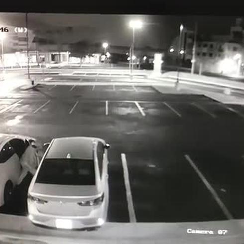 Lo buscan por robarse un carro en Popeye’s de Santurce
