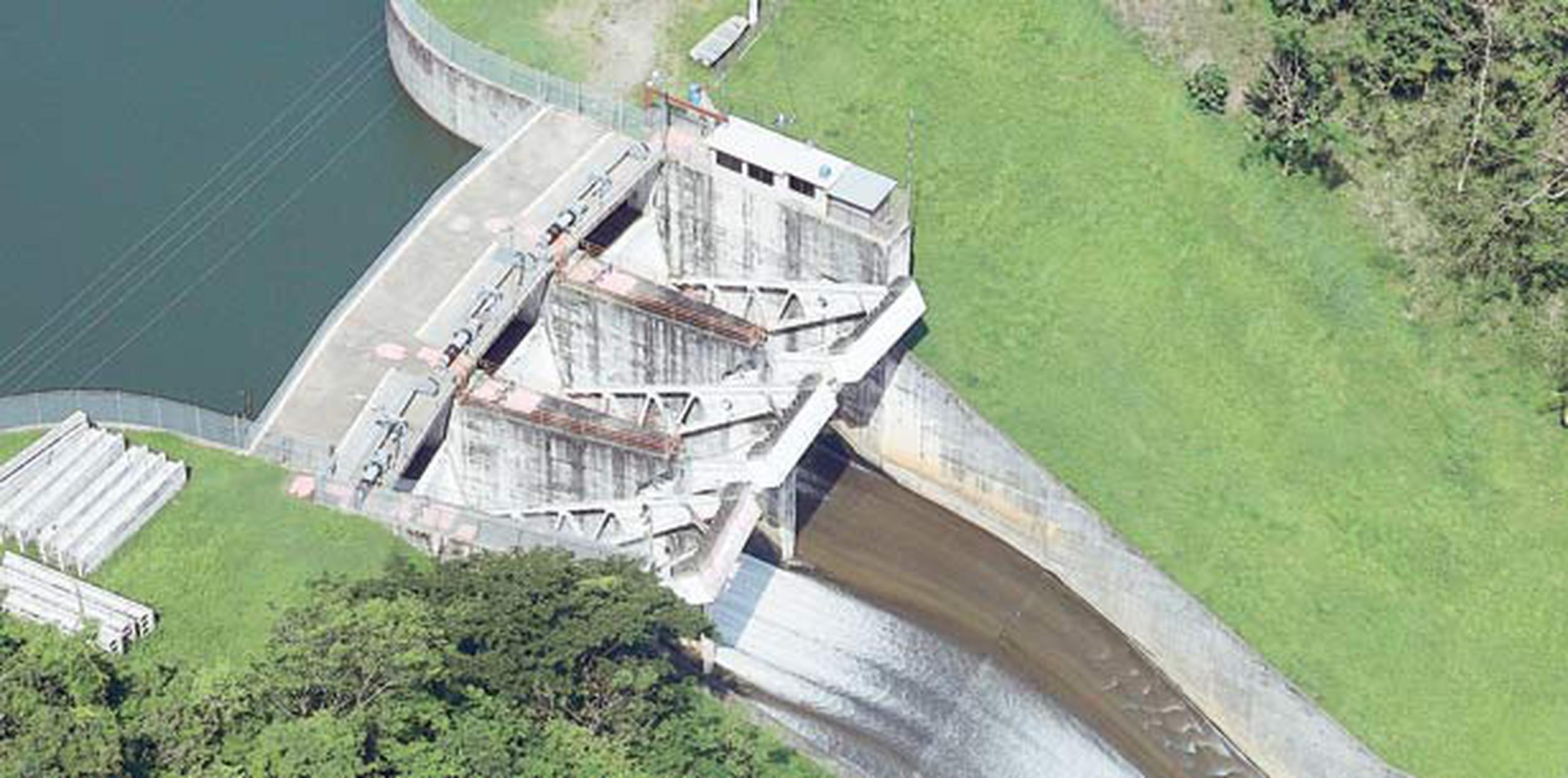 En enero pasado, la AEE inició un proceso de descargas para llevar agua desde la represa de Patillas, a través de canales de riego, hacia el río Nigua, que es una fuente de recarga del acuífero de Salinas. (Archivo)