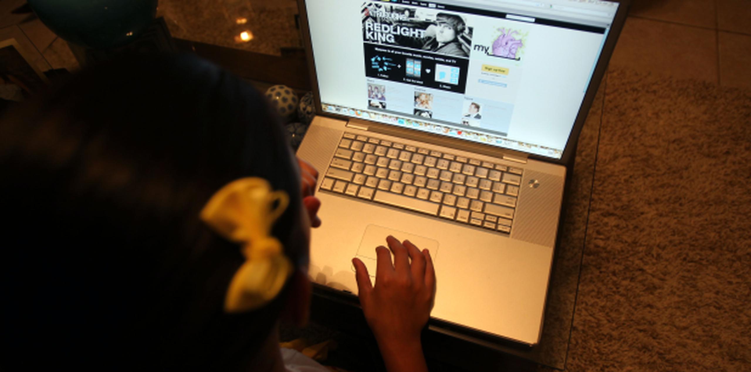 63% de los adolescentes admite saber cómo ocultar a sus padres lo que hacen en línea.(Archivo)