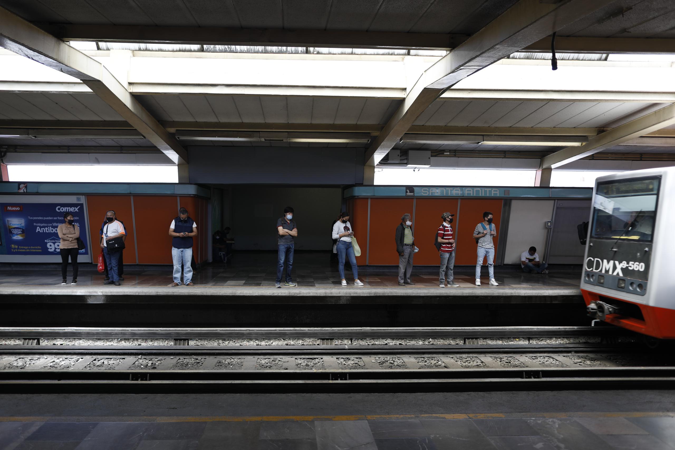 Pasajeros mantienen distanciamiento entre ellos al esperar un tren del servicio de metro de la Ciudad de México. México atraviesa un momento crítico de la pandemia con 150,246 contagios y 17,580 decesos, reportados hasta el lunes.