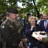 Ejército de EE.UU. “devuelve” bizcocho a mujer italiana por su 90 cumpleaños