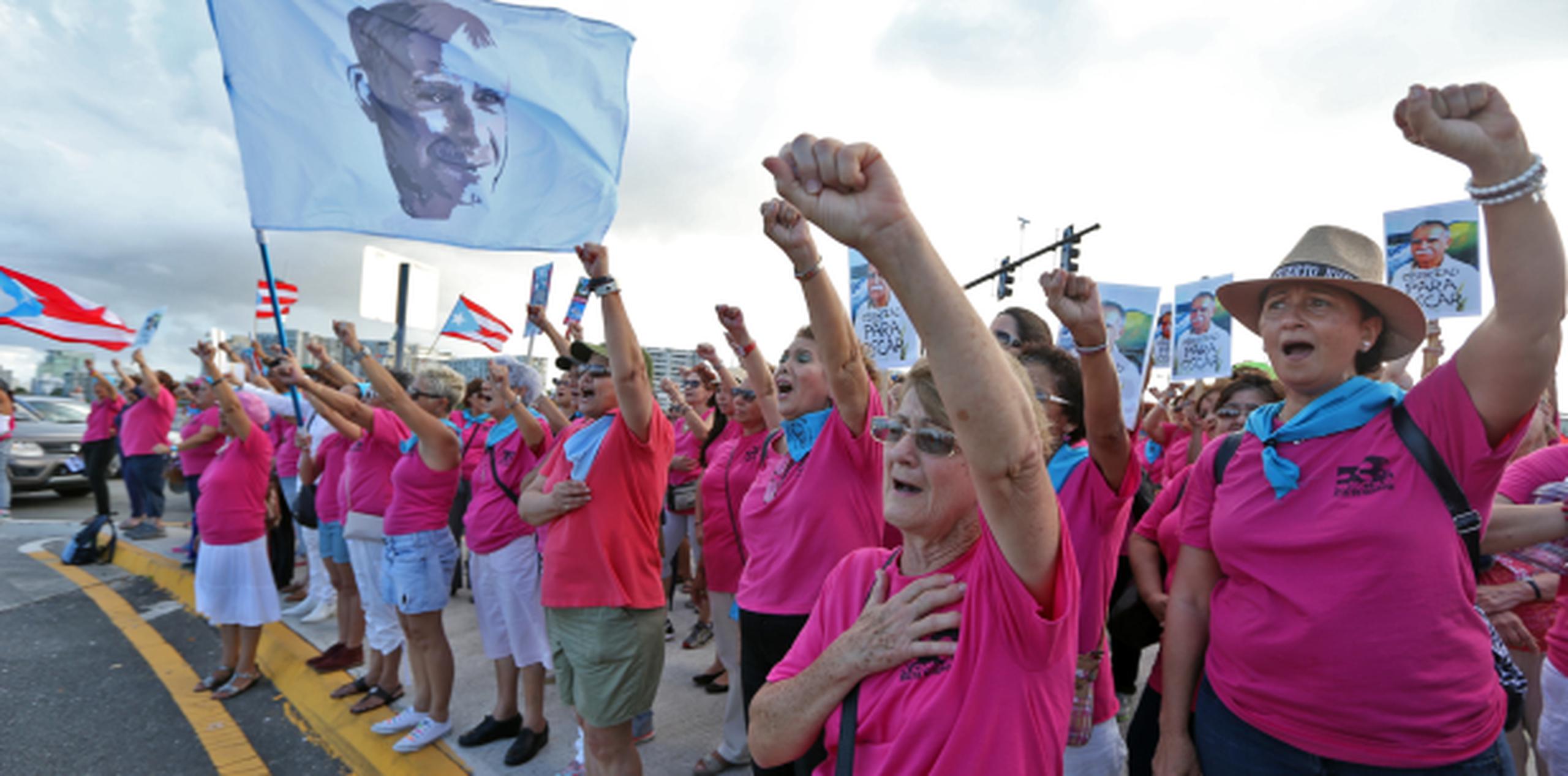Como cada último domingo de mes, las féminas en el puente corearon estribillos alusivos a la lucha por la liberación de López Rivera y ondearon banderas de Puerto Rico, así como una gigantesca con su rostro impreso. (juan.martinez@gfrmedia.com)
