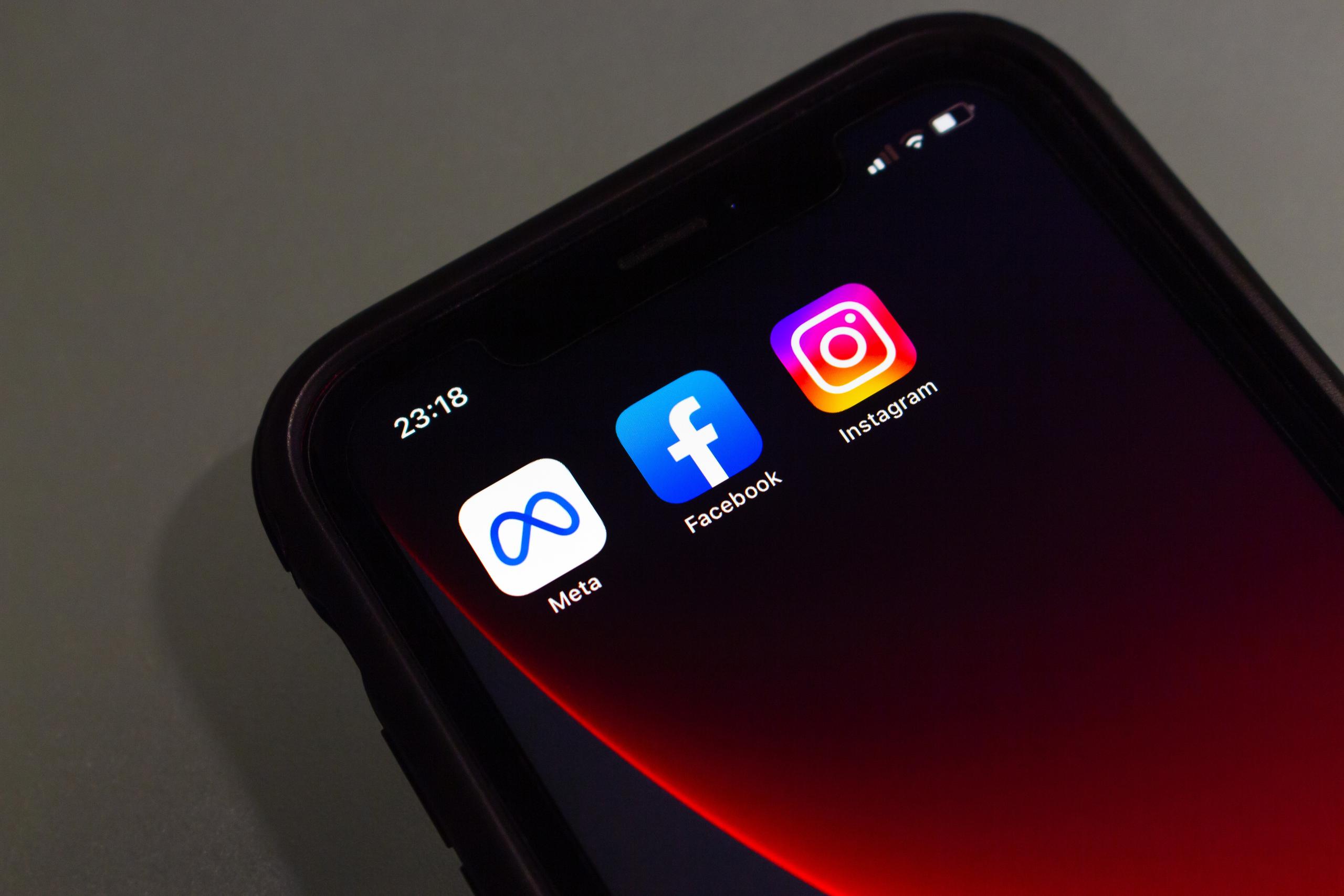 Imagen que muestra los iconos de las aplicaciones de Facebook e Instagram, ambas propiedad de Meta, en la pantalla de un iPhone.