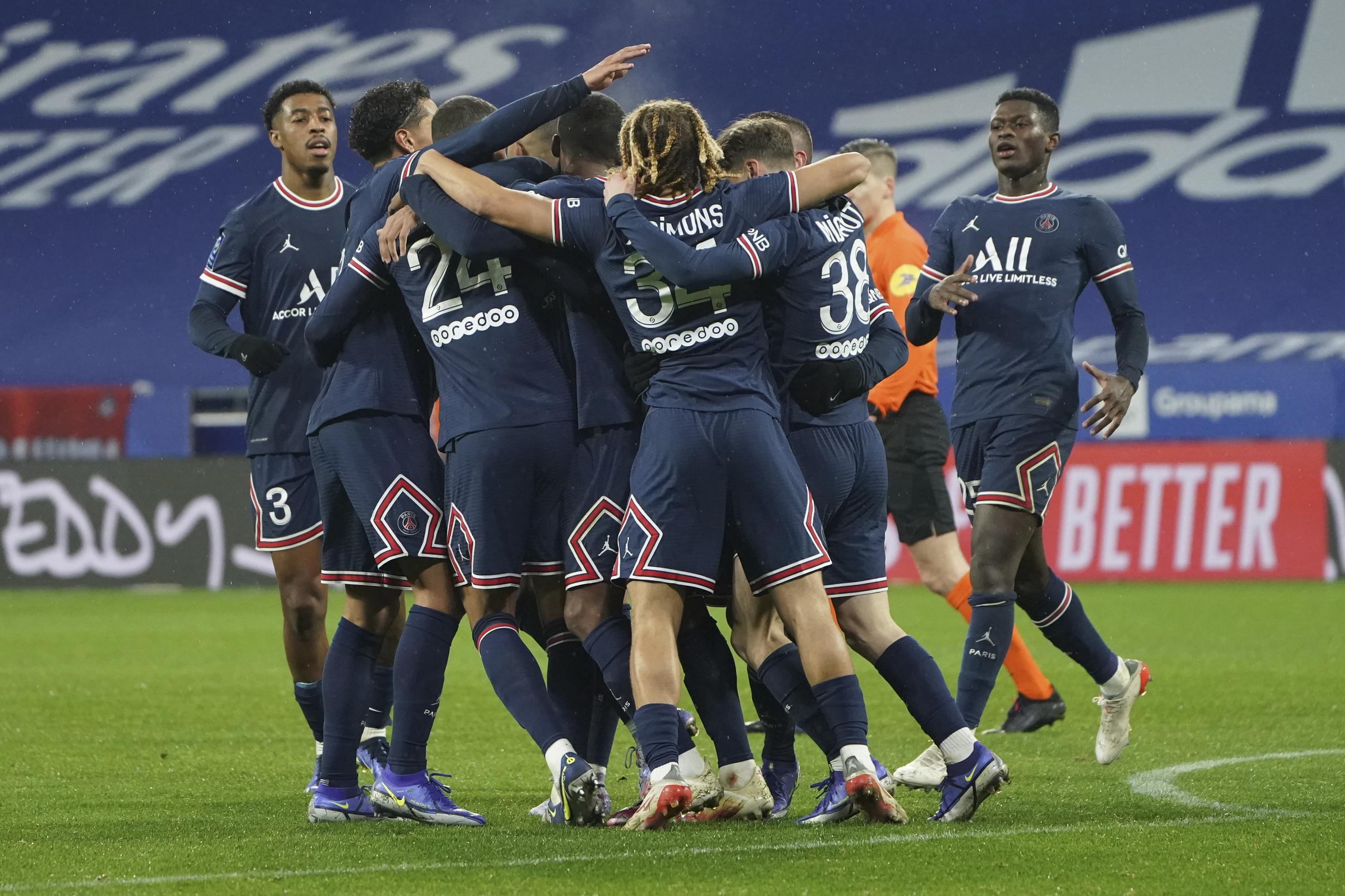 Los jugadores del PSG celebran el gol de Thilo Kehrer en el partido contra Lyon por la liga francesa, el domingo 9 de enero de 2022.