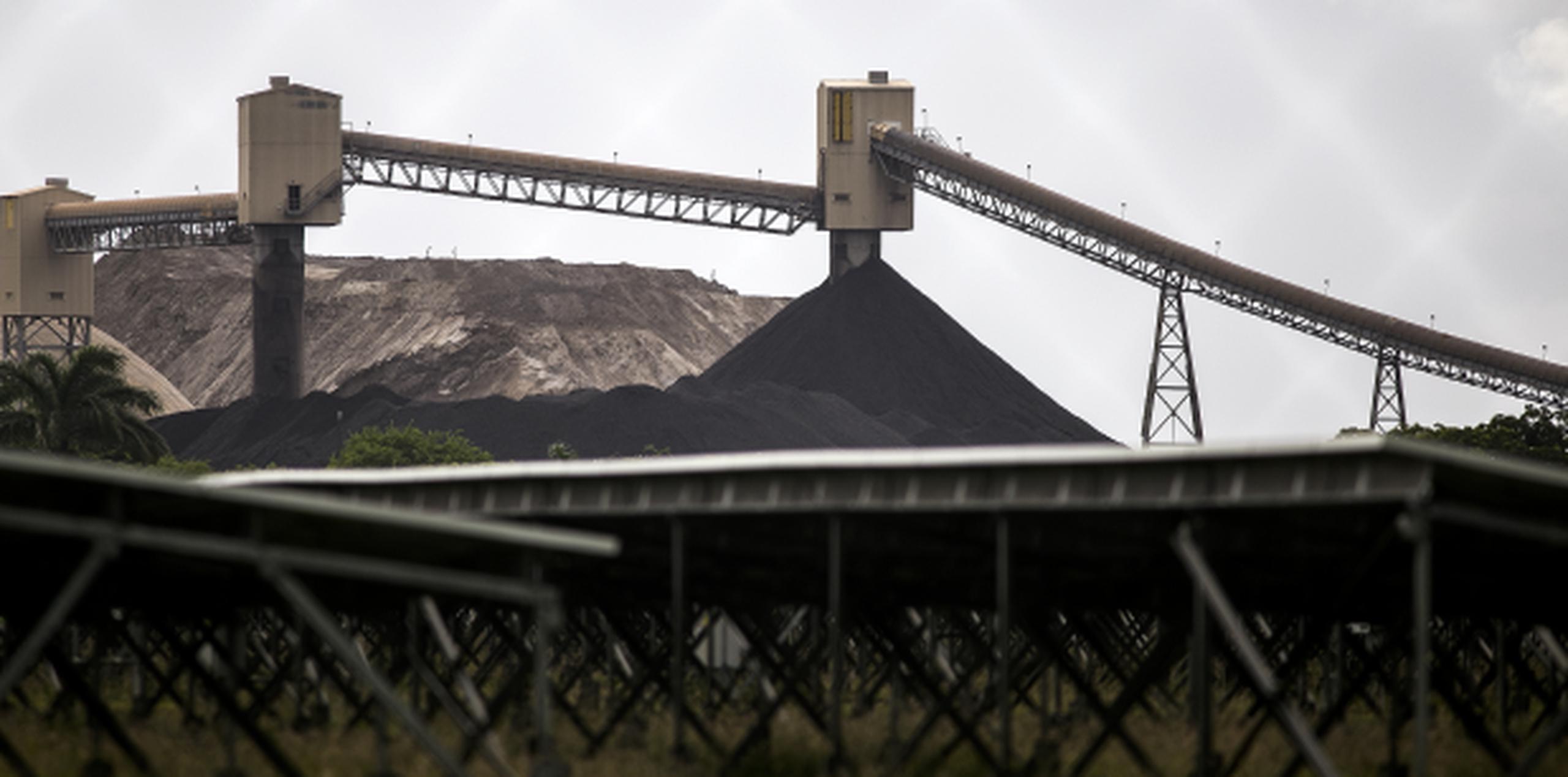 Un equipo de GFR-Media pudo observar las montañas almacenadas del residuo de carbón desde una de las carreteras aledañas a la empresa. (Para Primera Hora / Xavier García)