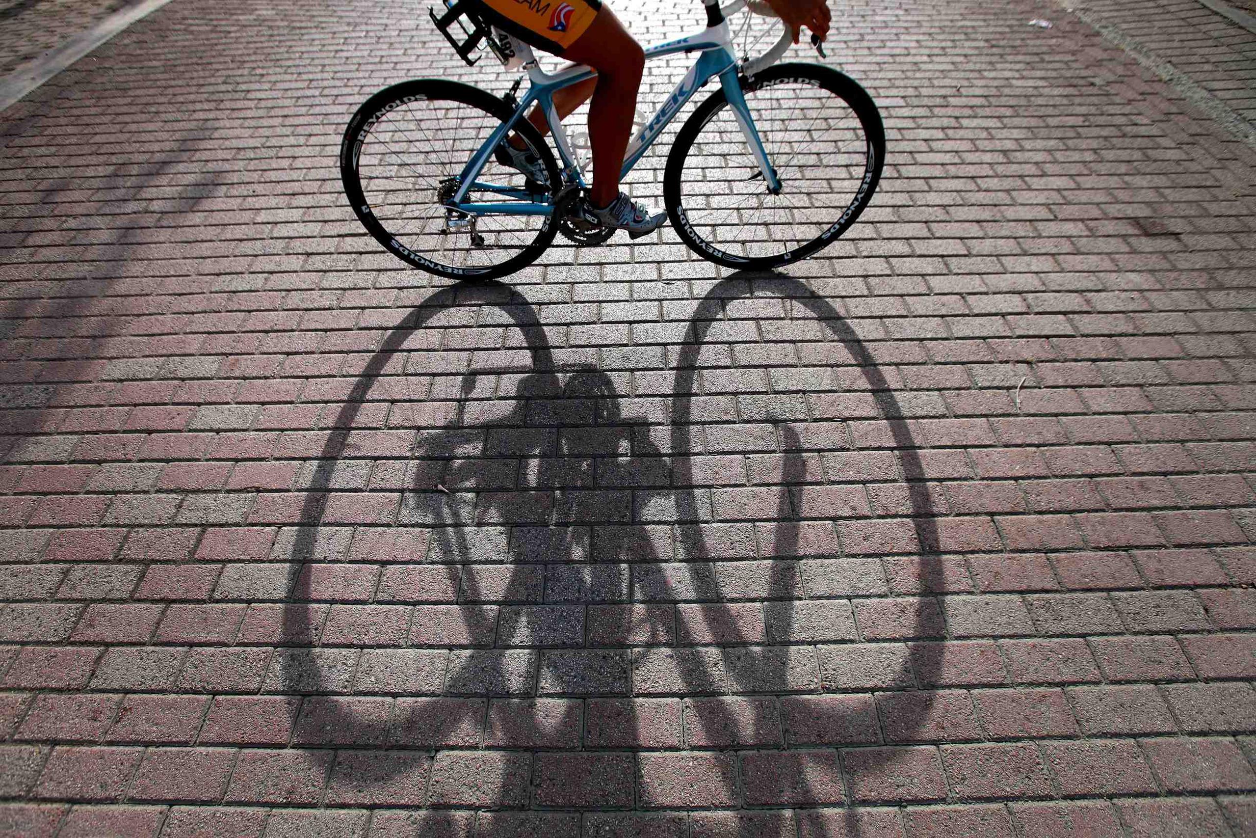 Existen algunas medidas que debes evaluar para reducir la presión en los nervios y vasos sanguíneos mientras montas tu bicicleta. (GFR Media)