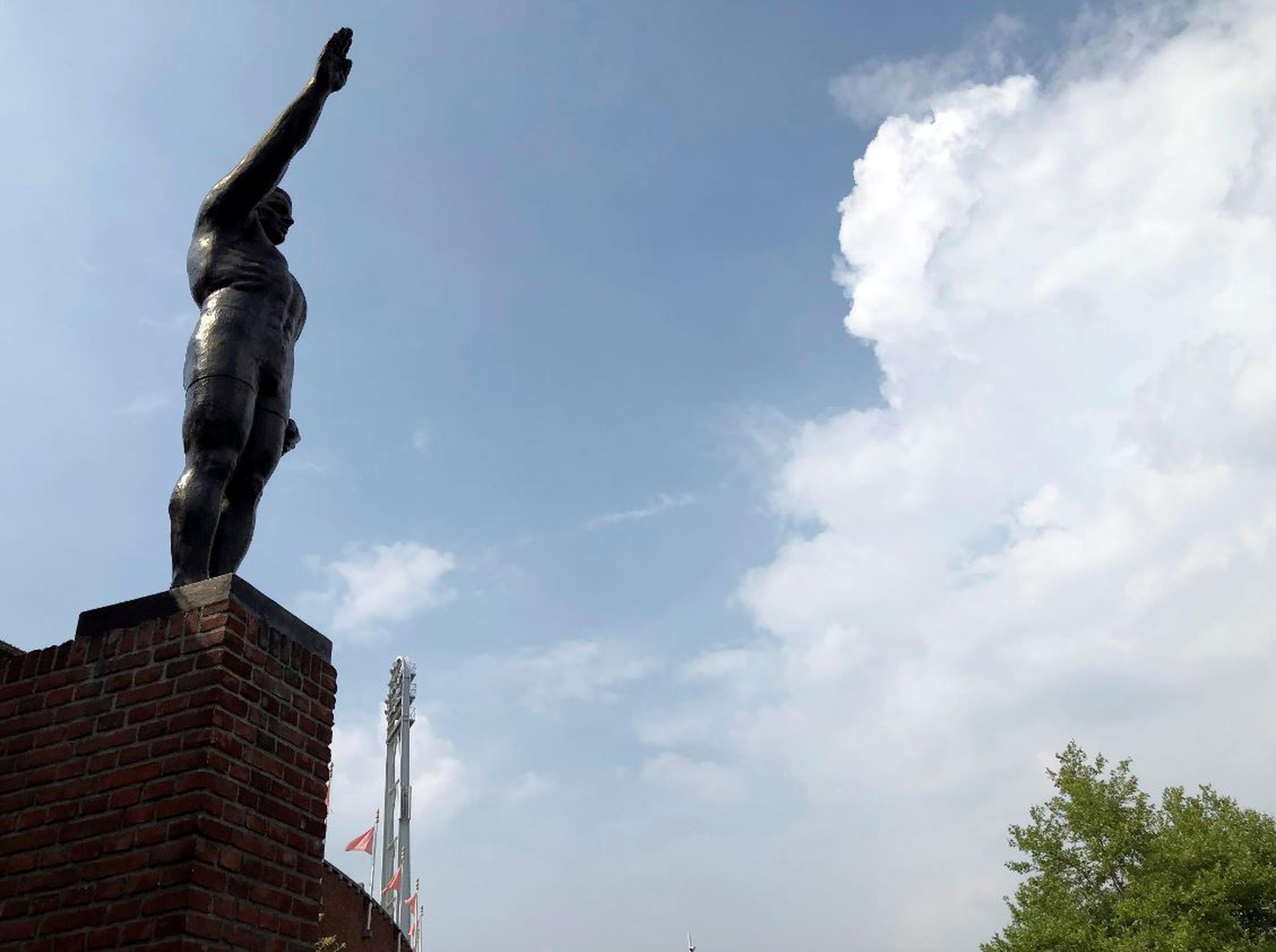 La estatua de bronce de un deportista saludando se encuentra en las afueras del Estadio Olímpico de Ámsterdam