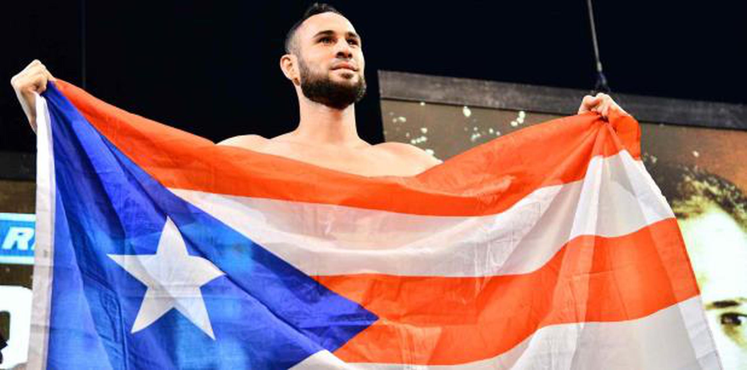 José Pedraza muestra la bandera puertorriqueña tras cumpir con el pesaje. (Suministrada / Top Rank)