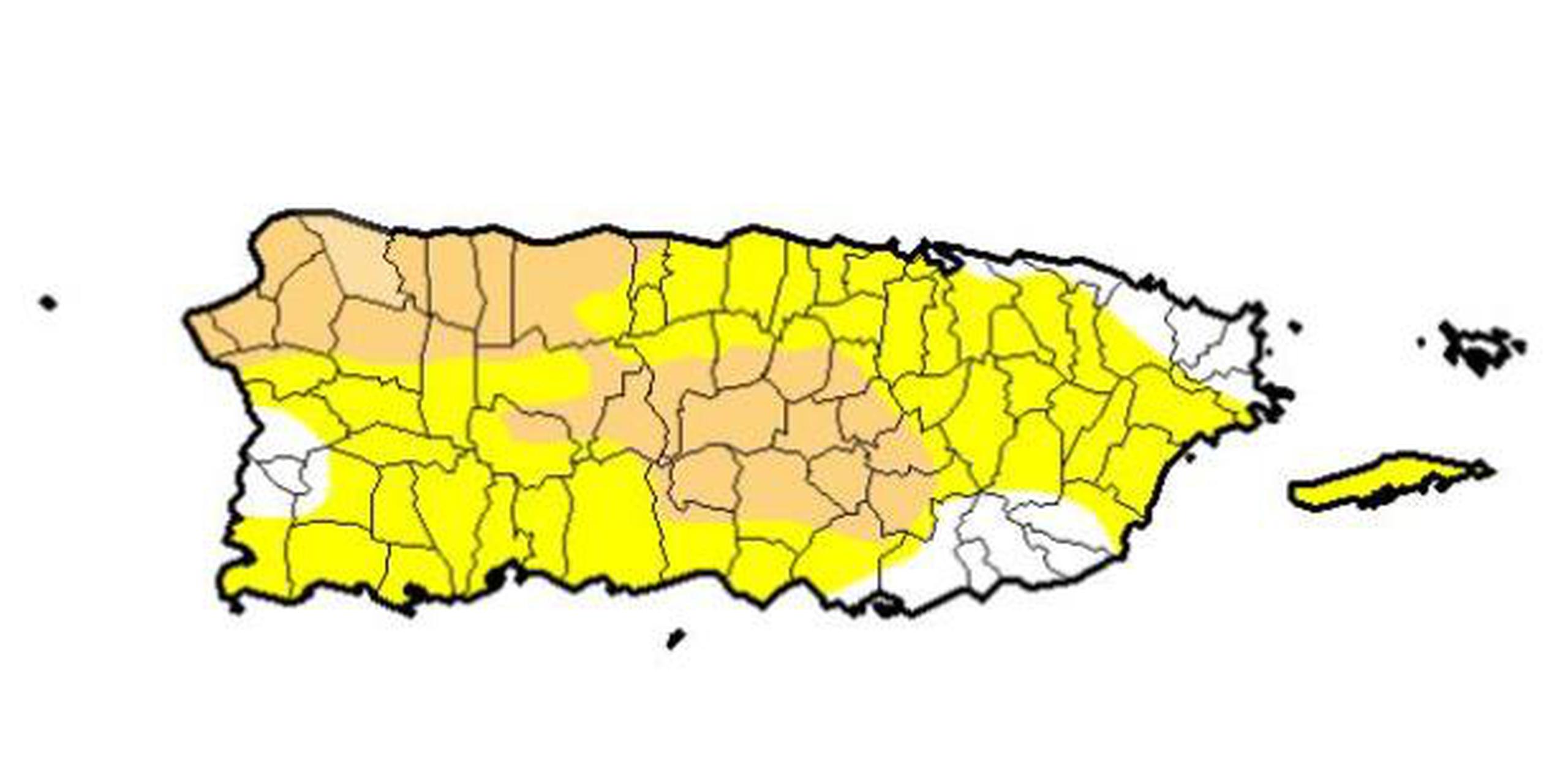 Así luce actualmente los niveles de sequía que afectan la Isla. Los pueblos en cremas están en sequía moderada y los amarillos anómalamente seco. (Captura / Monitor de Sequía)