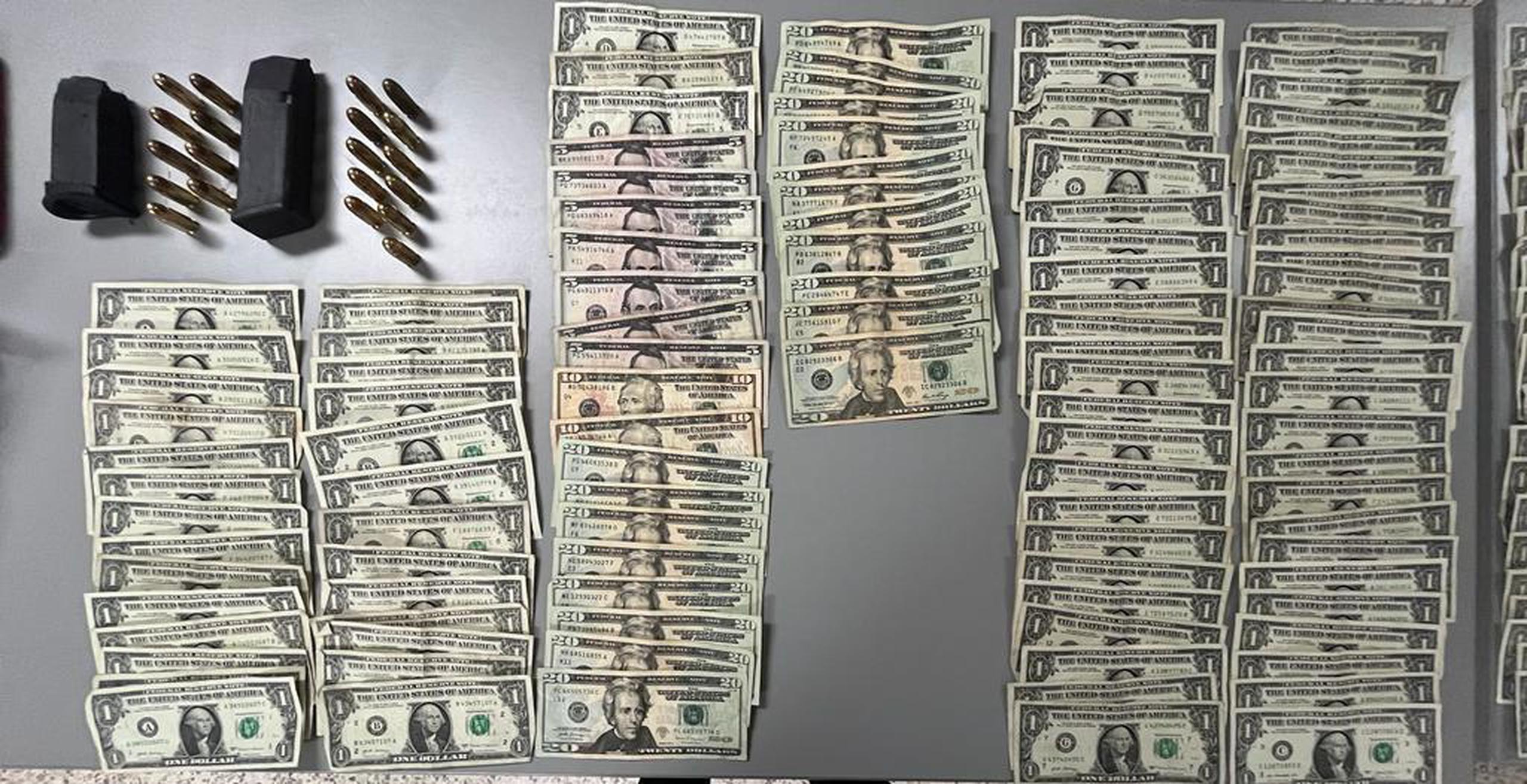 El dinero, cargadores y balas fueron ocupados durante un allanamiento en un apartamento del residencial La Esmeralda, en Carolina.